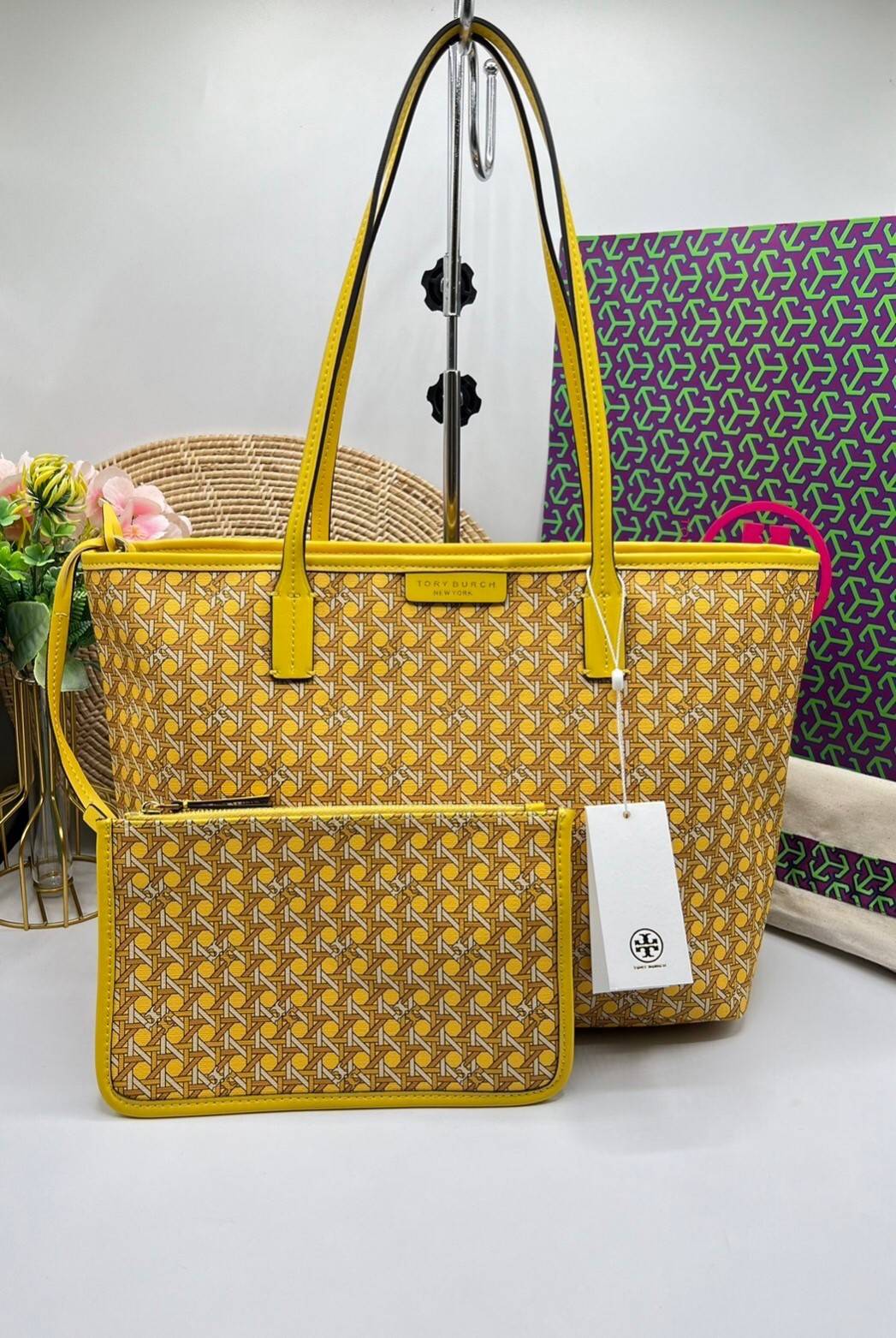 Tory Burch Ever Ready Zip Tote Small Coated Canvas / Tory Burch Geo Logo Tote กระเป๋าโท้ท พิมพ์ลายด้วยลวดลายสานตะกร้าอันเป็นเอกลักษณ์ของแบรนด์ ซึ่งได้แรงบันดาลใจจากความหลงใหลในงานจักสานของผู้ก่อตั้ง