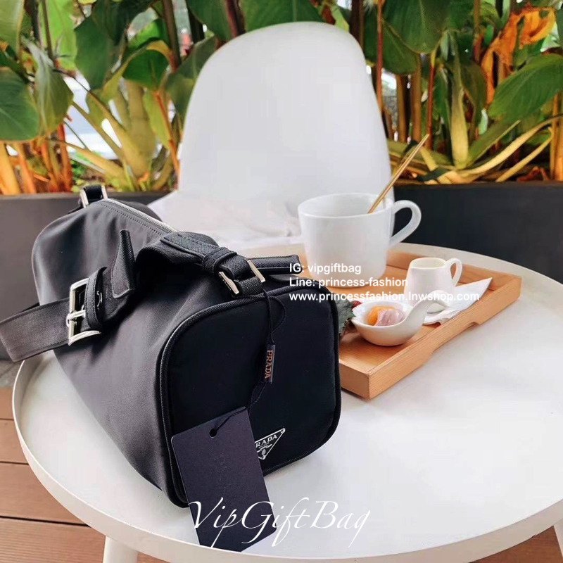New Arrival Prada Handbag New Collection 2019 วัสดุทำจากผ้า Nylon กันน้ำได้คะ เปิดปิดด้วยซิป อะไหล่เงินทั้งใบ ด้านข้างประดับด้วยโลโก้แบรนด์ เห็นใบเล็กๆ จุของได้เยอะมากคะ กระเป๋าตังค์ยาว เครื่องสำอางค์ เหลือๆ คะ ด้านในบุผ้าลายแบรนด์ มีช่องซิป และ โลโก้แบรน