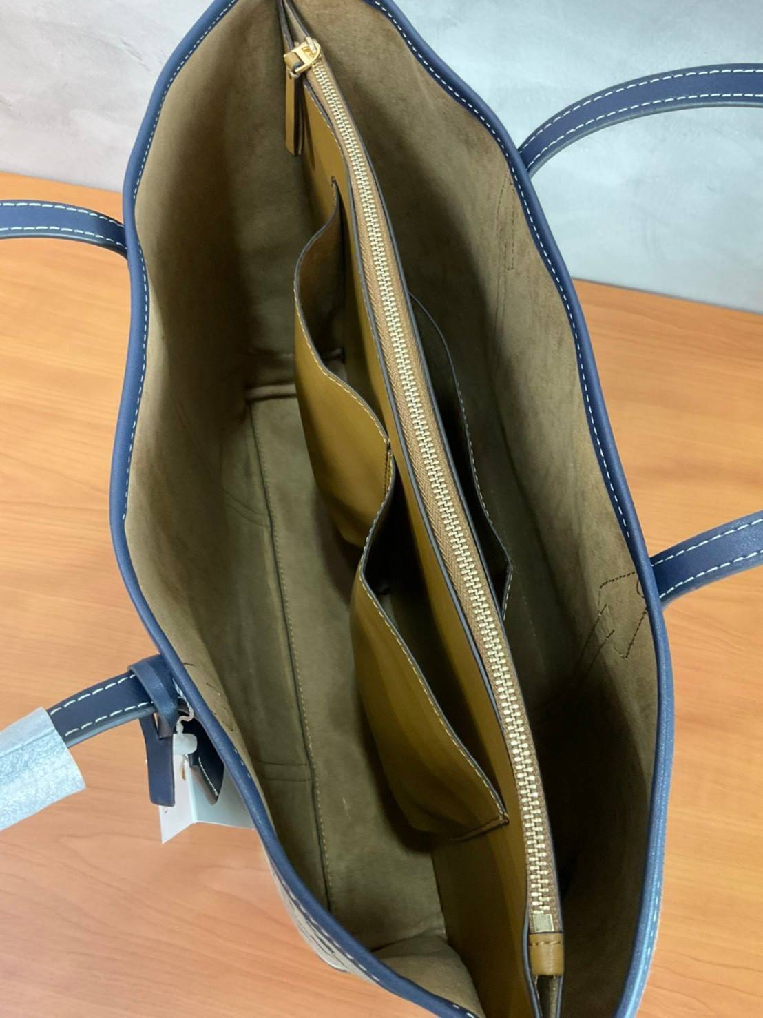 TORY BURCH T MONOGRAM TRIPLE - COMPARTMENT TOTE กระเป๋า/สะพายไหล่ทรง SHOPPING BAG วัสดุผ้าผ้าแคสวาสปักลายสัญลักษณ์แบรนด์ ตั้งอยู่ทรง สวยหรู ดูแพง จุของได้เยอะมาก ภายในแยกเป็น 2 ช่องหลัก 1 ช่องซิปตรงกลาง แบ่งเป็นสัดส่วนใช้งาน