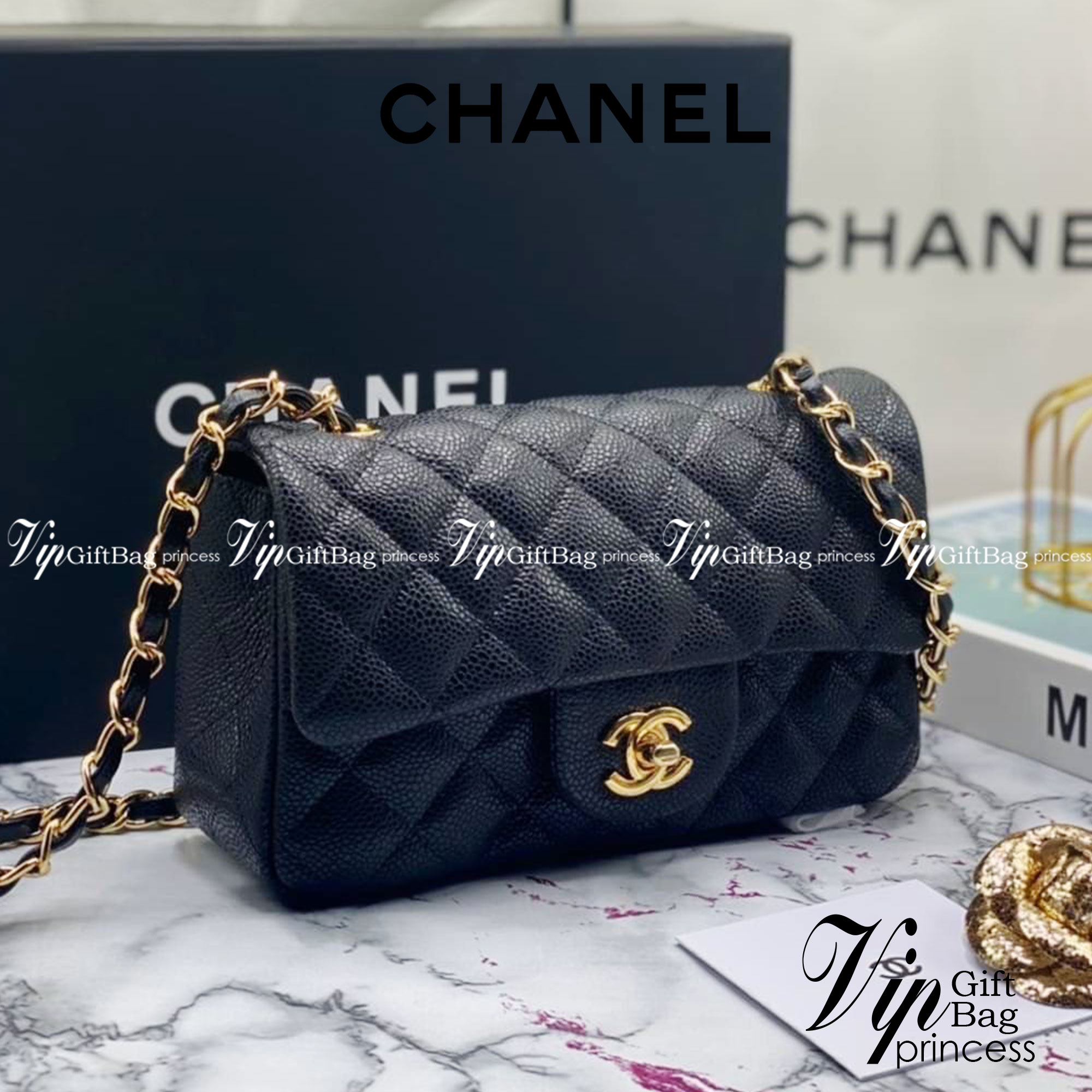หนังแท้ CHANEL classic 8" black caviar รุ่นยอดนิยมไอเท็มฮิตวัสดุหนังคาเวียร์สวยคลาสสิค ด้านหน้ามีโลโก้แบรนด์อะไหล่ทอง/เงินสวยหรู ภายในสีแดงเบอกันดี้ เป็นใบยอดนิยมของสาวๆ เลยค่าา พร้อมส่งที่ไทยไม่ต้องรอพรีฯ สาวก Chanel Must Have! นะคะ