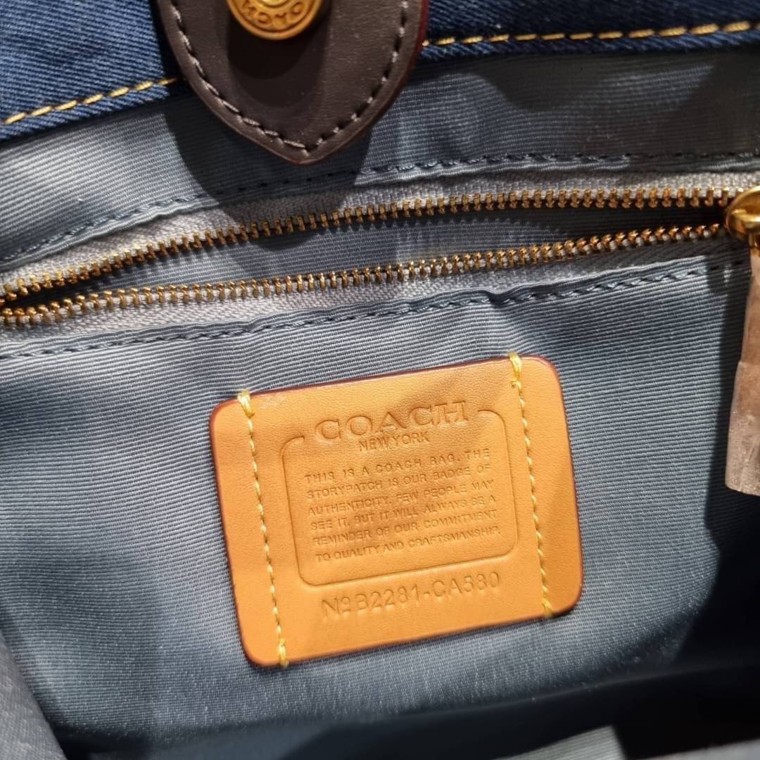 COACH CA580 FIELD TOTE 22 IN SIGNATURE DENIM คอลเลคชั่นสุดคลาสสิค ดีไซน์สวยหรูดูแพงในไอเท็มเดียว กระเป๋าทรงโท้ท ไซส์กำลังสวย น่าใช้ ชิคๆคูลๆมาก ฟังก์ชั่นการใช้งานสะดวกที่สุด มีทั้งสายคล้องแขนในตัว และสายครอสบอดี้แบบสปอร์ตเส้นใหญ่ วัสดุผ้าเดนิมตกแต่งลวดลาย