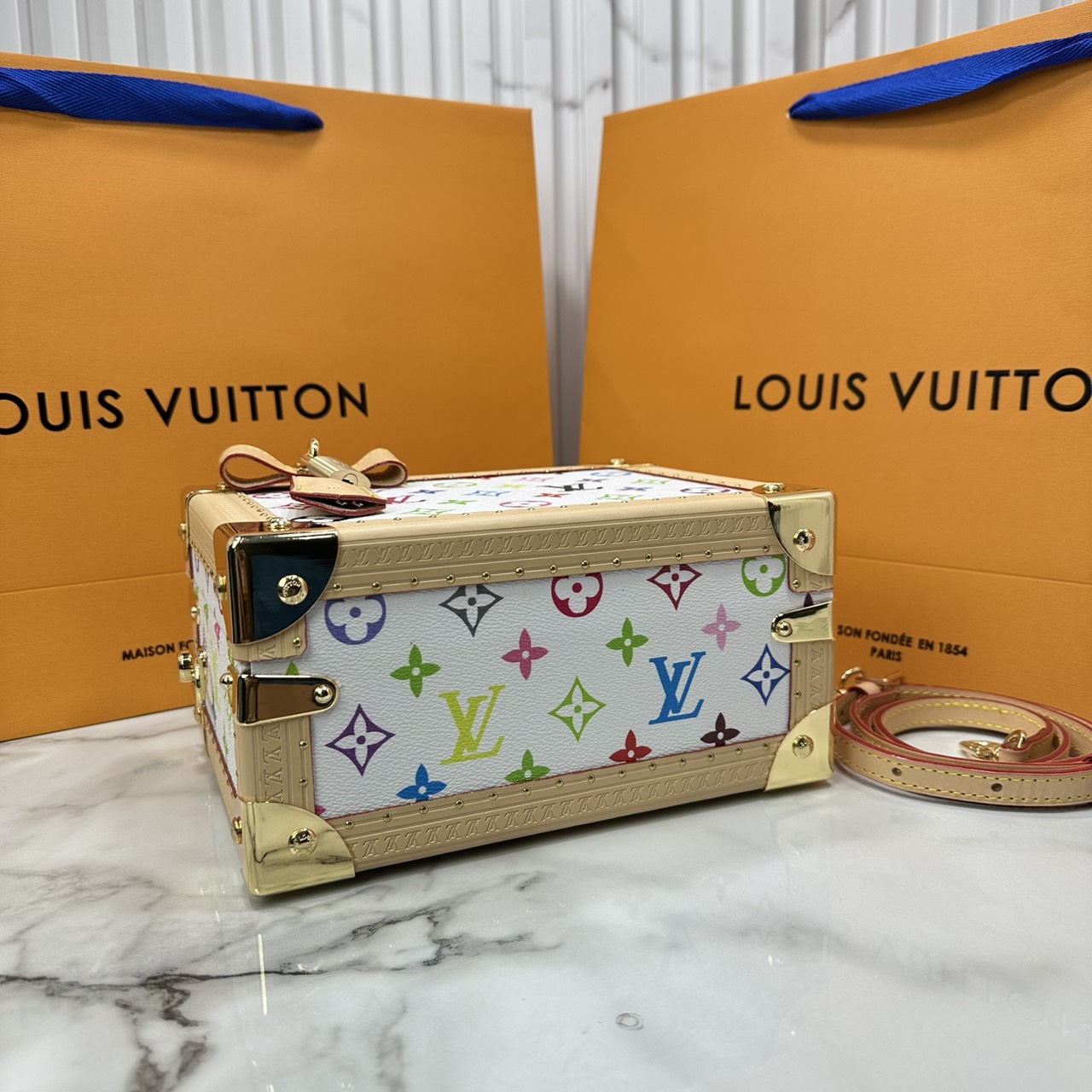 ORI หนังแท้ | LV x TM Petite Valise bag Multicolor Monogram Canvas กระเป๋าสะพายทรงกล่องดีไซน์โดดเด่นประณีตขับเน้นเสน่ห์สดใส แลดูน่ารัก ขนาดกะทัดรัดตกแต่งขอบหนังและฮาร์ดแวร์สีทองเงางาม