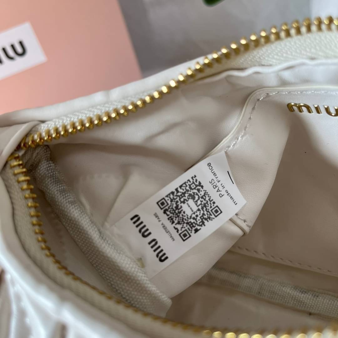 MIU MIU matelasse nappa leather shoulder bag กระเป๋าสะพายข้าง สายสะพายประดับไข่มุกและคริสตัล ให้ความละมุม ลุคคุณหนูน่ารักสุดๆคะ