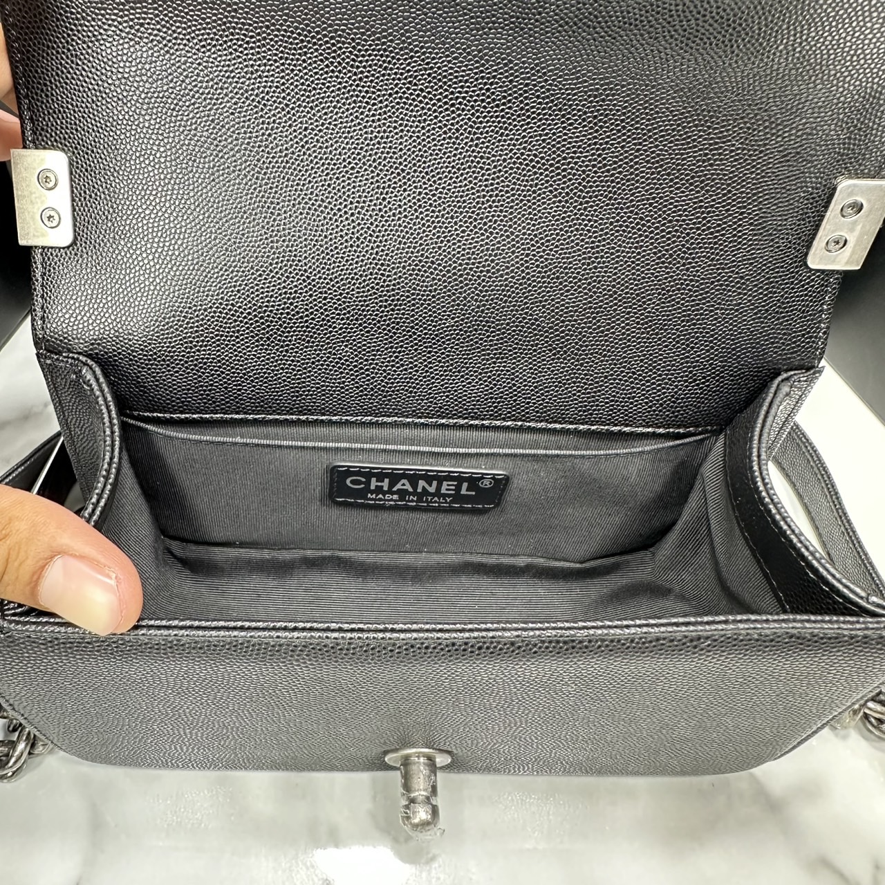 ORI หนังแท้ | CHANEL Boy 20cm shoulder bag กระเป๋าสะพายรุ่นยอดนิยม หรูหราระดับตำนาน สวยงามเหนือกาลเวลา