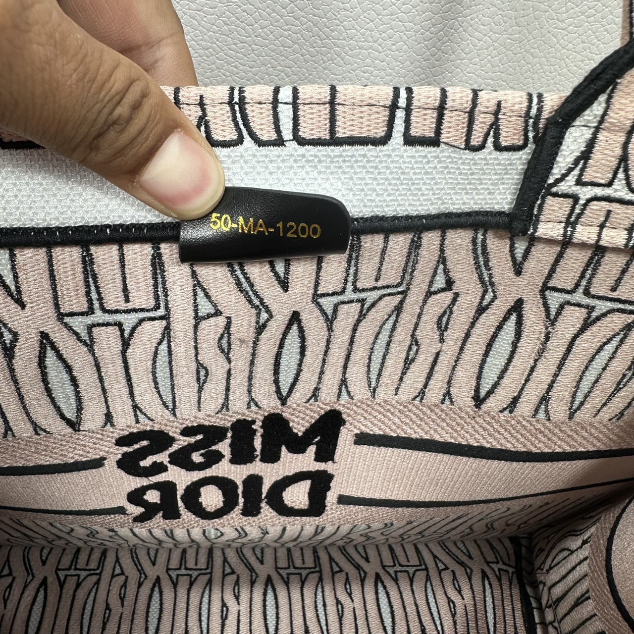 ORI หนังแท้ | Dior Miss Dior Allover Book Tote Handbag 16" กระเป๋าทรงโท้ทคอลใหม่ ดีไซน์ลวดลายกราฟฟิกสวยงามและหรูหราโดดเด่นไม่เหมือนใคร