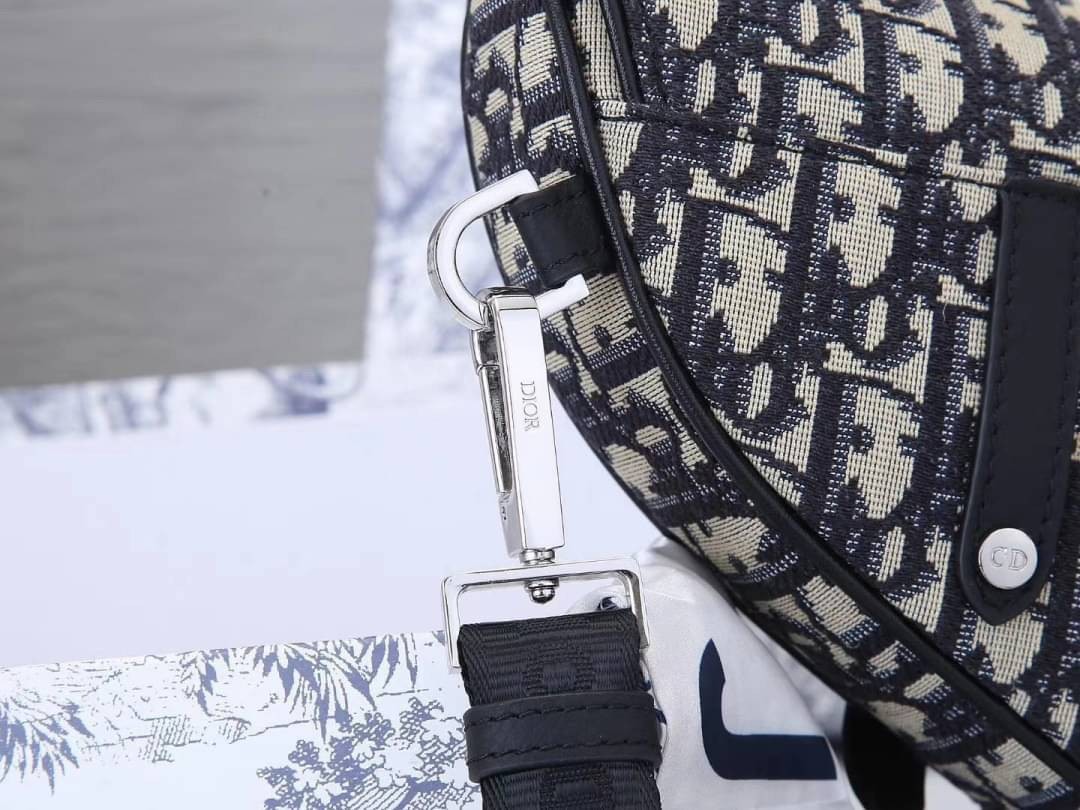 หนังแท้ DIOR MINI SADDLE BAG Beige And Black Dior Oblique Jacquard พร้อมส่งที่ไทย งานหนังแท้และผ้าแจ็คการ์ดออริจินอล ภาพสินค้าถ่ายจากงานขายจริง ใช้งานต่างประเทศได้