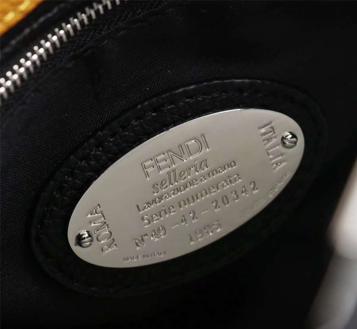 FENDI Monster Bag 30cm หนังคาเวียร์ เกรดเทพออริจินอล กระเป๋ายอดนิยมของแบรนด์ ดีไซน์สวยเรียบหรูแฝงด้วยความเก๋ สามารถสะพายหรือถือ เหมาะสมกับวัยรุ่น สะดวกในการพกพาไม่ว่าสาว ๆ จะไปเที่ยวต่างจังหวัด ต่างประเทศหรือแม้กระทั่งทำกิจกรรมแอดเวนเจอร์ต่าง ๆ ก็ไม่ทำให้