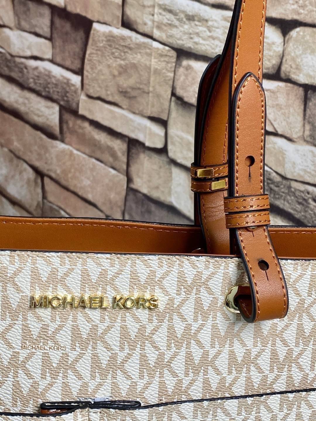 MICHAEL KORS TOTE BAG กระเป๋าสะพายไหล่ทรง Tote ใบใหญ่กำลังดีหนัง Saffiano สวยหรูอยู่ทรง ด้านหน้าประดับโลโก้สีทองสวย และมีช่องใส่2 ช่อง พร้อมอะไหล่ห้อยแบรนด์ ภายในมี 2 ช่องหลัก 1 ช่องซิปกลาง และช่องเล็ก ใส่ของจุกจิก กว้างและจุ ใส่ ipad เอกสาร A4 กระเป๋าสตา