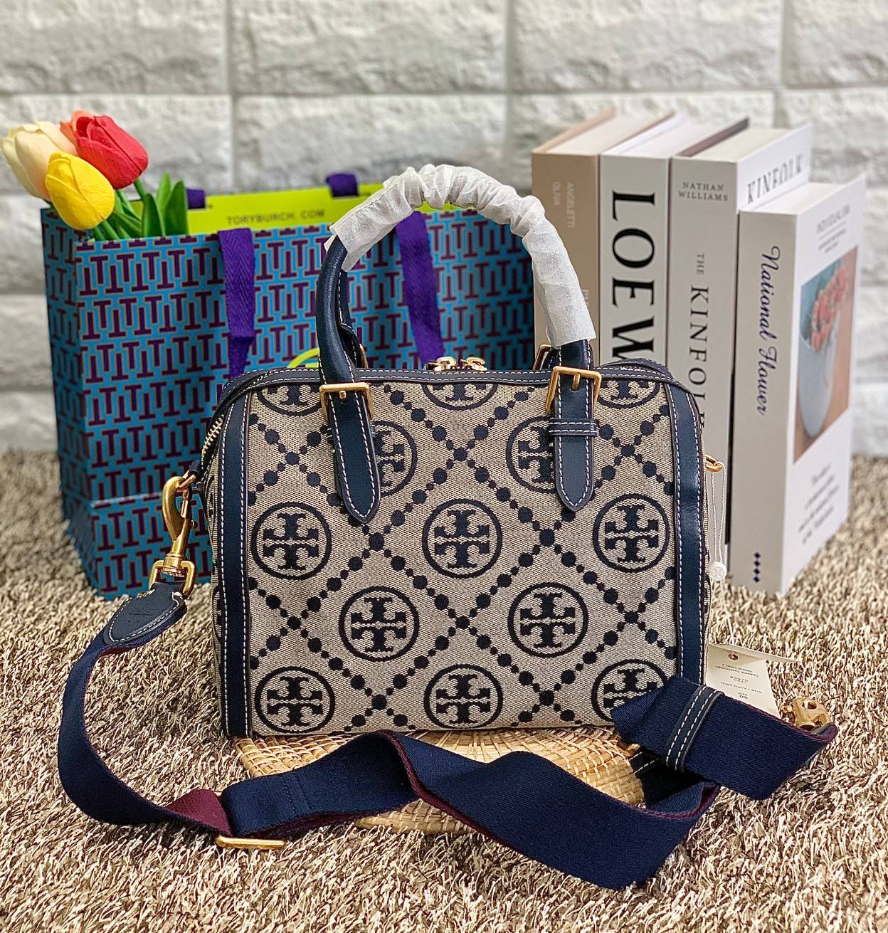 สวยก่อนใครแน่นอนค่ะนาทีนี้💋 💥รุ่นที่กำลังฮิตมากตอนนี้ของเหล่าคนดังใน ตปท.! TORY BURCH T MONOGRAM JACQUARD BARREL ((ใบใหญ่)) พร้อมส่งที่ไทยทันที! กระเป๋าทรงหมอนจาก Tory burch วัสดุ jacquardทอลายแบรด์+หนังแท้ ได้สวยงามหรู ดูคลาสสิคมากๆค่ะ เป