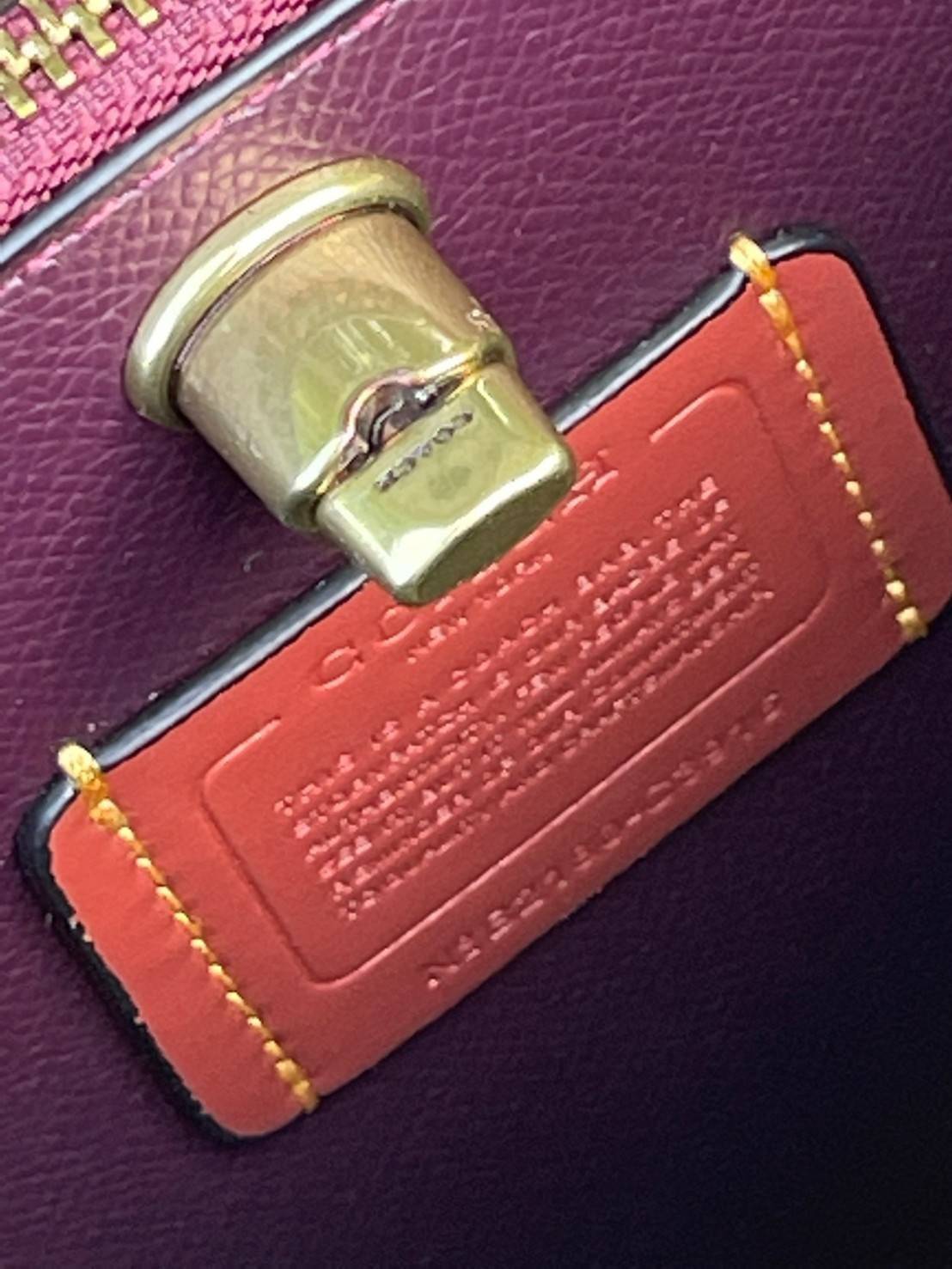 Coach Willow Bucket Bag In Colorblock รุ่นใหม่สุดปัง เป็นกระเป๋าสไตล์ใช้ได้ทุกวัน จุของได้เยอะและน้ำหนักเบา ไซส์กลางใช้หนังลายกรวด มีช่องใส่ของ 2 ช่องและมี 1 ช่องซิปตรงกลางไว้สำหรับใส่ของสำคัญ เปิดปิดแบบ turnlock ถือคล้องแขนหรือสะพายไหล่หรือสะพายข