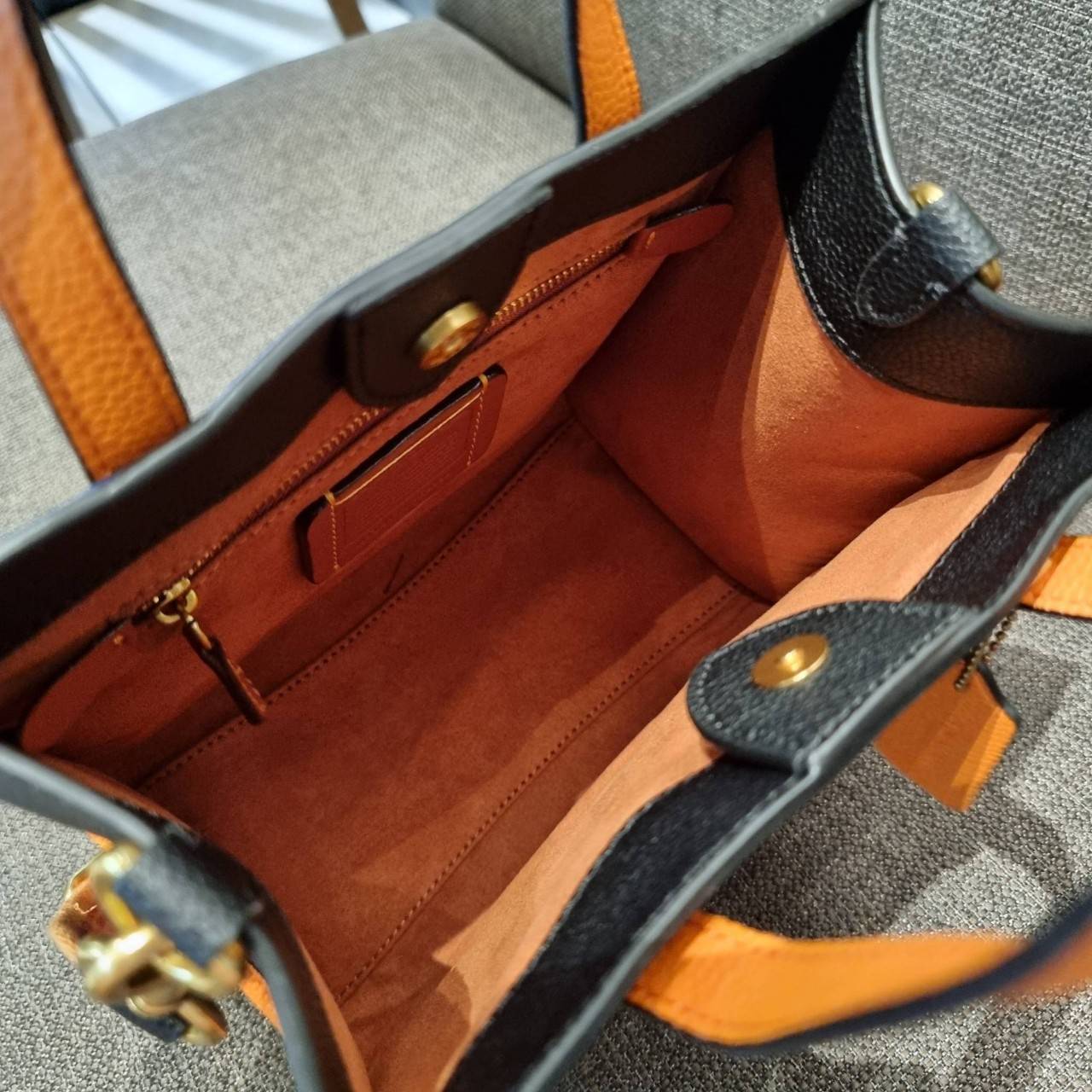 COACH C8456 FIELD TOTE 22 WITH HORSE AND CARRIAGE PRINT AND CARRIAGE BADGE คอลเลคชั่นสุดคลาสสิค ต้อนรับซัมเมอร์ ทั้งสดใสและร้อนแรง สวยหรูดูแพงในไอเท็มเดียว กระเป๋าทรงโท้ท ไซส์กำลังสวย น่ารักน่าใช้ ฟังก์ชั่นการใช้งานสะดวกที่สุด มีทั้งสายคล้องแขนในตัว และสา