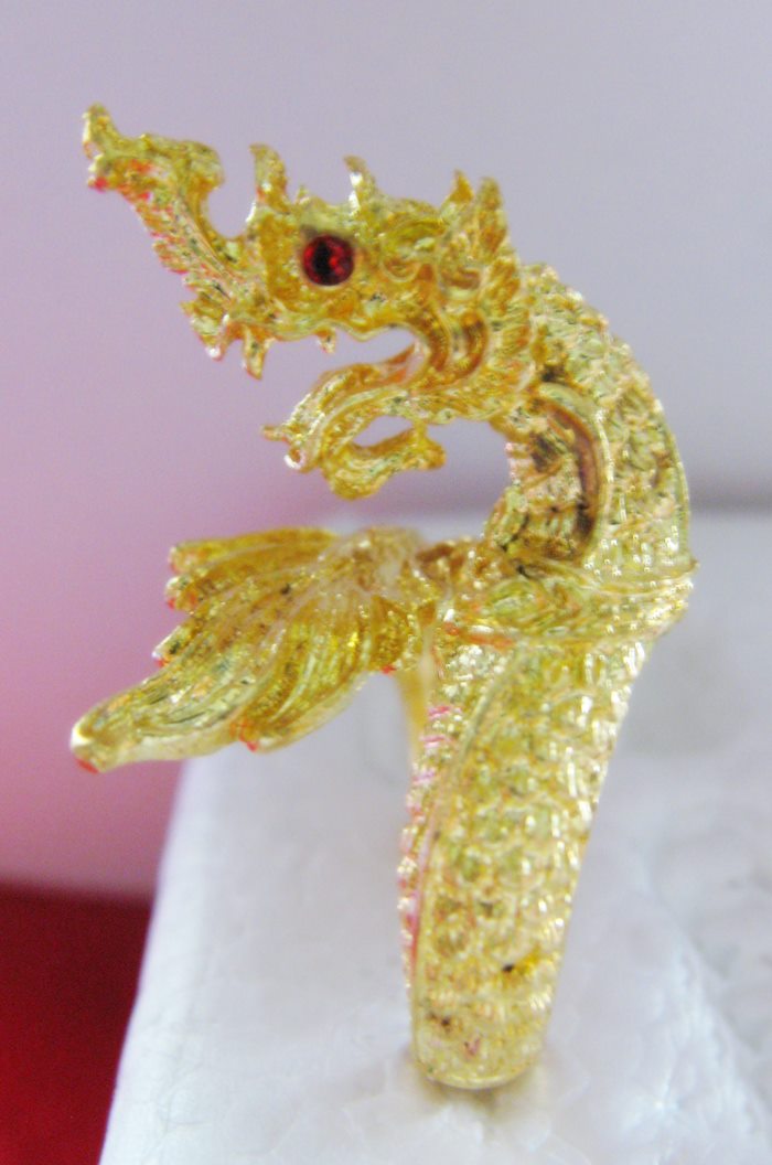 แหวนพญานาคเนื้อทองเหลืองเศียรเดียวประดับพลอยสีแดง เสริมบารมี โชคลาภค่ะ