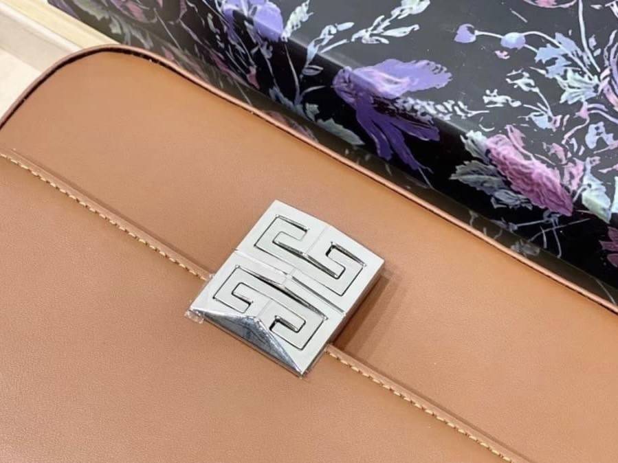 Givenchy Introducing 4G Medium Shoulder Bag วัสดุหนังแท้ อะไหล่สีเงิน ดีไซน์สวยงามทันสมัยรูปทรงสี่เหลี่ยมแบบคลาสสิก มาพร้อมสายหนังตีแบรนด์ Givenchy อันเป็นเอกลักษณ์เฉพาะของแบรนด์