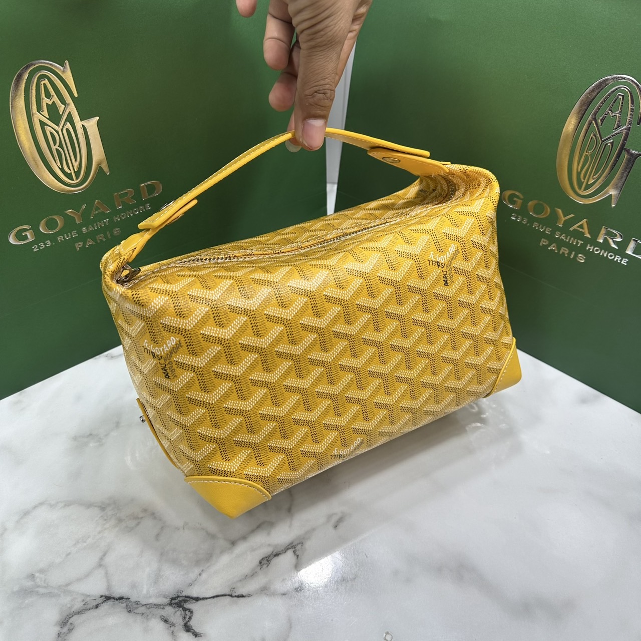 ORI หนังแท้ | Goyard Bowling 25 Toiletry Bag / Goyard Pouch กระเป๋าทรงพอช พร้อมสายถือจับถนัดมือใช้งานง่ายกะทัดรัด ตอบโจทย์ความเรียบง่ายแต่คลาสสิก ใช้ได้ทั้งชายหญิง หรูหรา ติดแกรมที่สุด เป็นรุ่นตามหา ที่ตอนนี้มีพร้อมส่งแล้วค่า