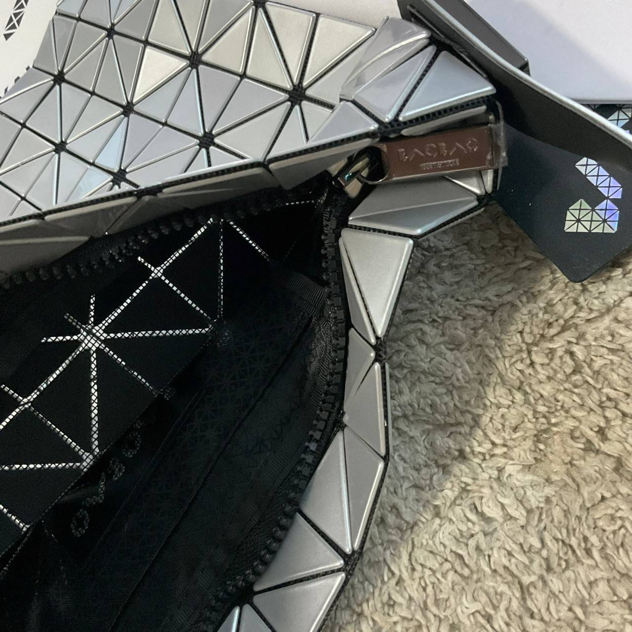 รุ่นใหม่ล่าสุด! พร้อมส่งที่ไทย! BAO BAO ISSEY MIYAKE BAGUETTE HANDBAG (LARGE) กระเป๋าสะพายไหล่จากทรงสวย วัสดุ 100% POLYVINYL CHLORIDE ด้านในใส่ของได้กำลังดีเลย ใส่ไอแพดมินิ กระเป๋าสตางค์ยาวได้ สมุดโน้ตได้สบายเลย วัยทำงานหรือวัยนักศึกษา อย่างน้อยต้องมีแบรน
