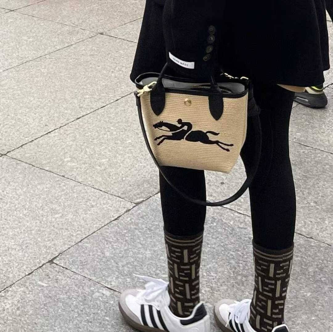 Longchamp Le Pliage Paris-St Tropez Handtasche มาแร้ววววใหม่ล่าสุดนุ้งมินิ ตัลร๊ากกก วัสดุสาน ด้านหน้าปักโลโก้ม้าอันเป็นสัญลักษณ์ของแบรนด์ ทนทานแข็งแรง ใบมินิ น้ำหนักเบา จุของได้เยอะ ใส่กระเป๋าตังค์ โทรศัพท์ iphone+ ได้ ภายในโล่ง มีสายสะพายไหล่ Crossbody 