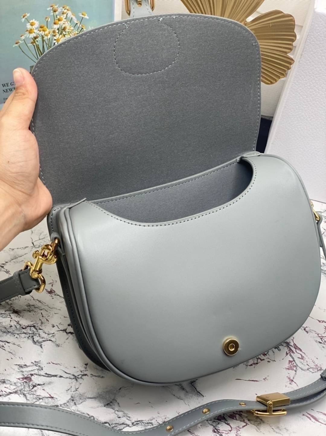 Dior Bobby Medium Bag กระเป๋าสะพายทรงโฮโบรุ่นยอดนิยม คลาสสิคสุดหรู ด้วยสัดส่วนที่กลมกลืนลงตัวอย่างสวยงาม เกรดท็อปออริ ใช้งานต่างประเทศได้