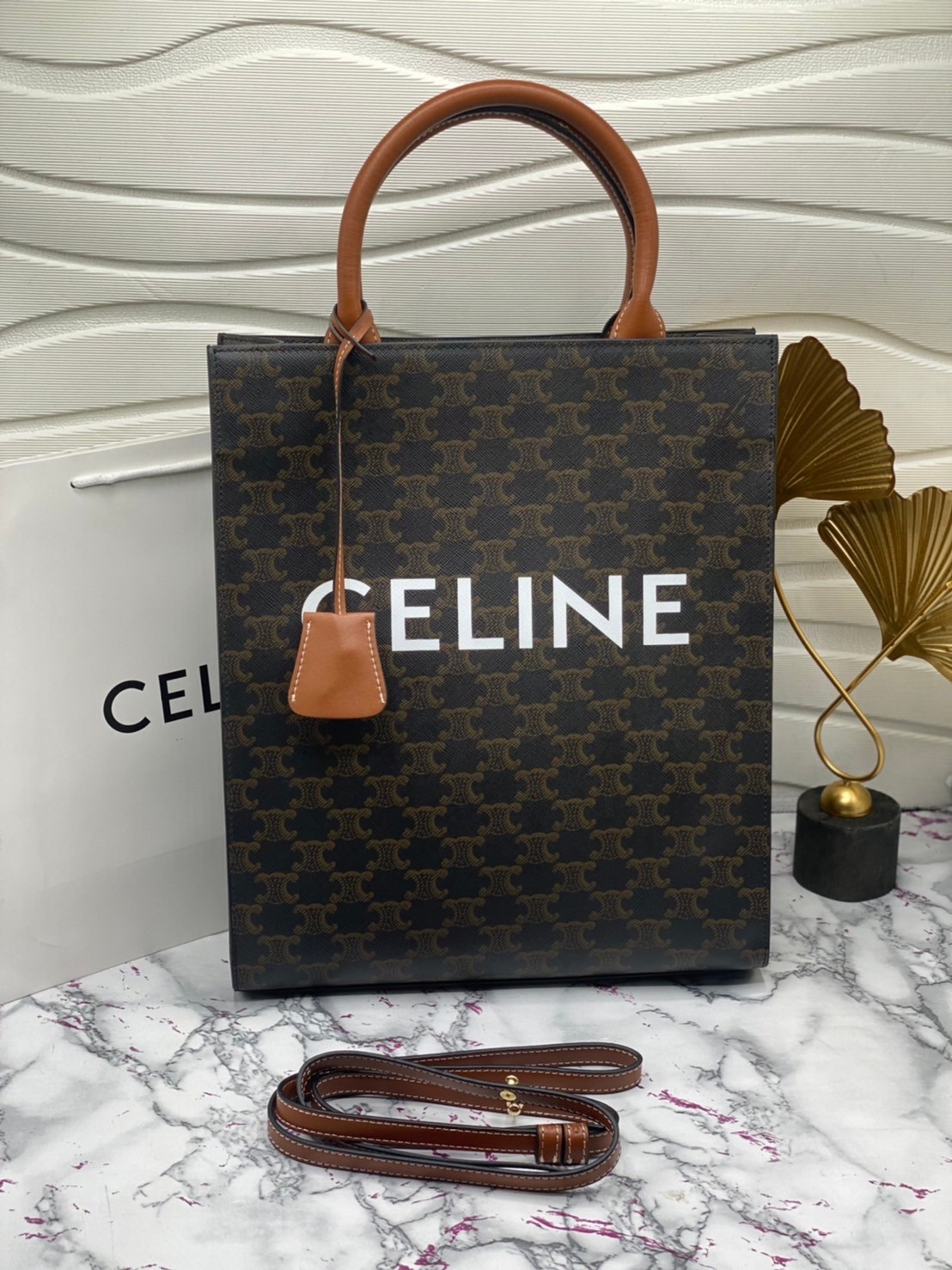 หนังแท้ CELINE SMALL CABAS VERTICAL IN TRIOMPHE CANVAS AND CALFSKIN / CELINE TOTE พร้อมส่งที่ไทย กระเป๋าโท้ททรงตั้ง CABAS TRIOMPHE งานหนังแท้ CALFSKIN ทั้งใบ พร้อมหูหิ้วสองข้างและสายสะพายหนังแบบถอดได้ ภาพสินค้าถ่ายจากงานขายจริง ใช้งานต่างประเทศได้