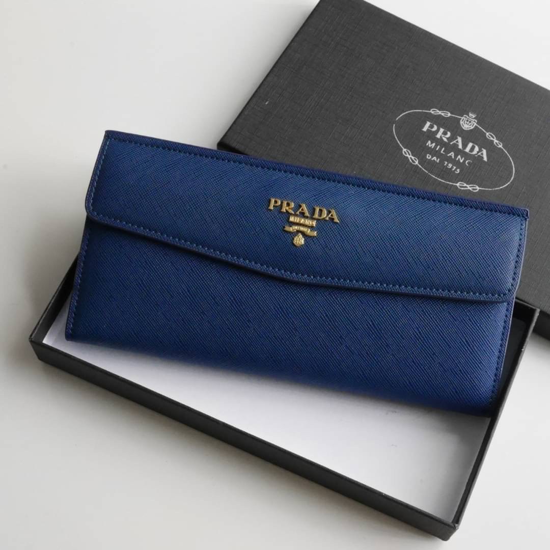 พร้อมส่งครบสีค่ะ 🖤💙💖 Best Seller PRADA LONG WALLET กระเป๋าสตางค์ยาว **รับทรัพย์ ทรงหรู จากงานพรีเมี่ยมกิ้ฟ จากเคาเตอร์ต่างประเทศ จากแบรนด์ PRADA ลายหนัง SAFFIANO มีช่องใส่บัตร ถึง 12 ช่อง และช่องซิปใส่ของจุกจิกได้ น้ำหนักเบา จับถนั