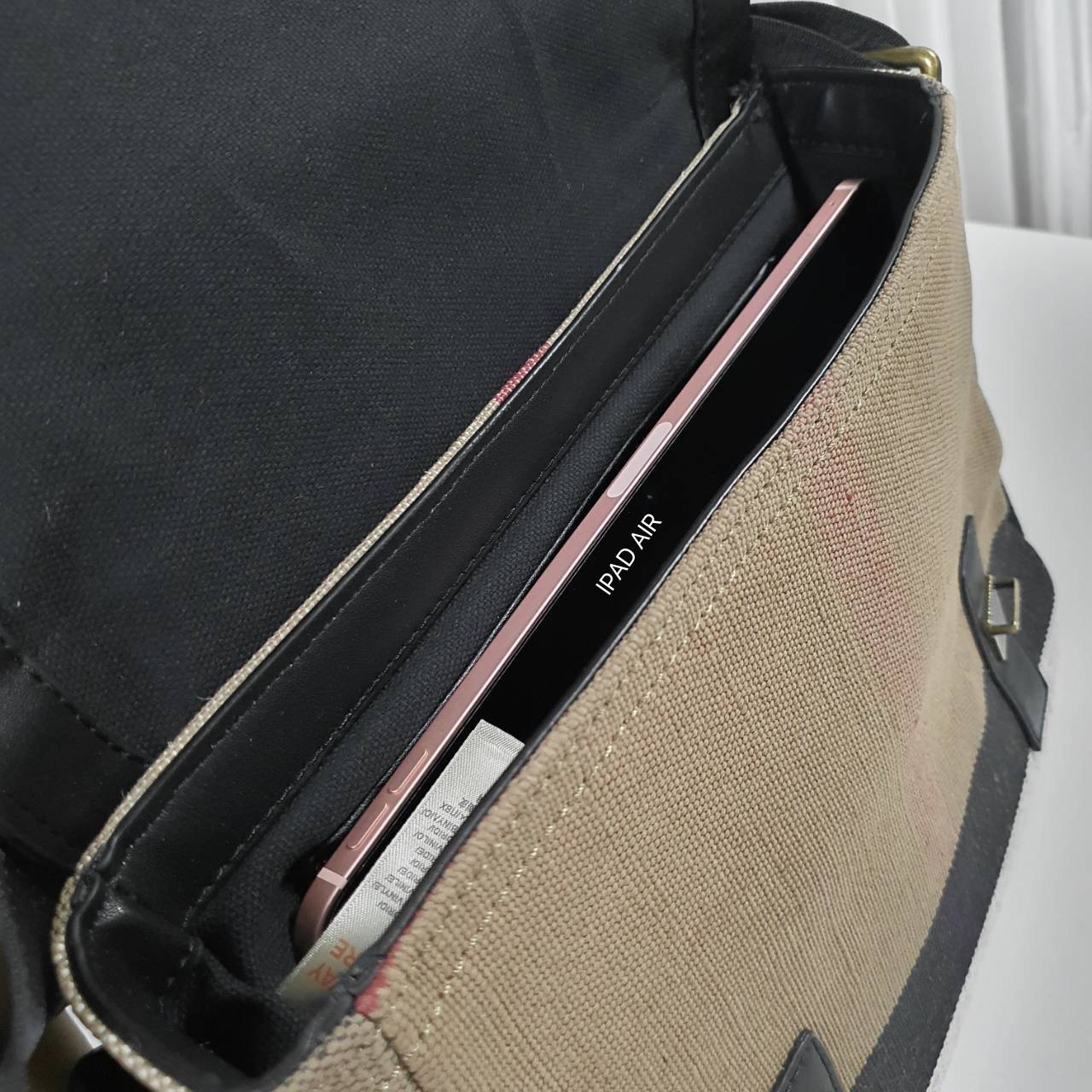 พร้อมเป็นของขวัญ มอบให้คุณผู้ชายแล้วค่ะ สำหรับ BURBERRY MASSENGER VINTAGE BAG VIP GIFT WITH PURCHASE (GWP) พรีเมี่ยมกิ๊ฟ Limited Edition จากBURBERRY วัสดุผ้าแคนวาสโทนสีสุภาพ คลาสสิค ด้ายหลังมีช่องกระดุมใหญ่ ตัวกระเป๋าเปิดปิดด้วยตัวล็อค ภายในมีช่องแยก2ช่อง