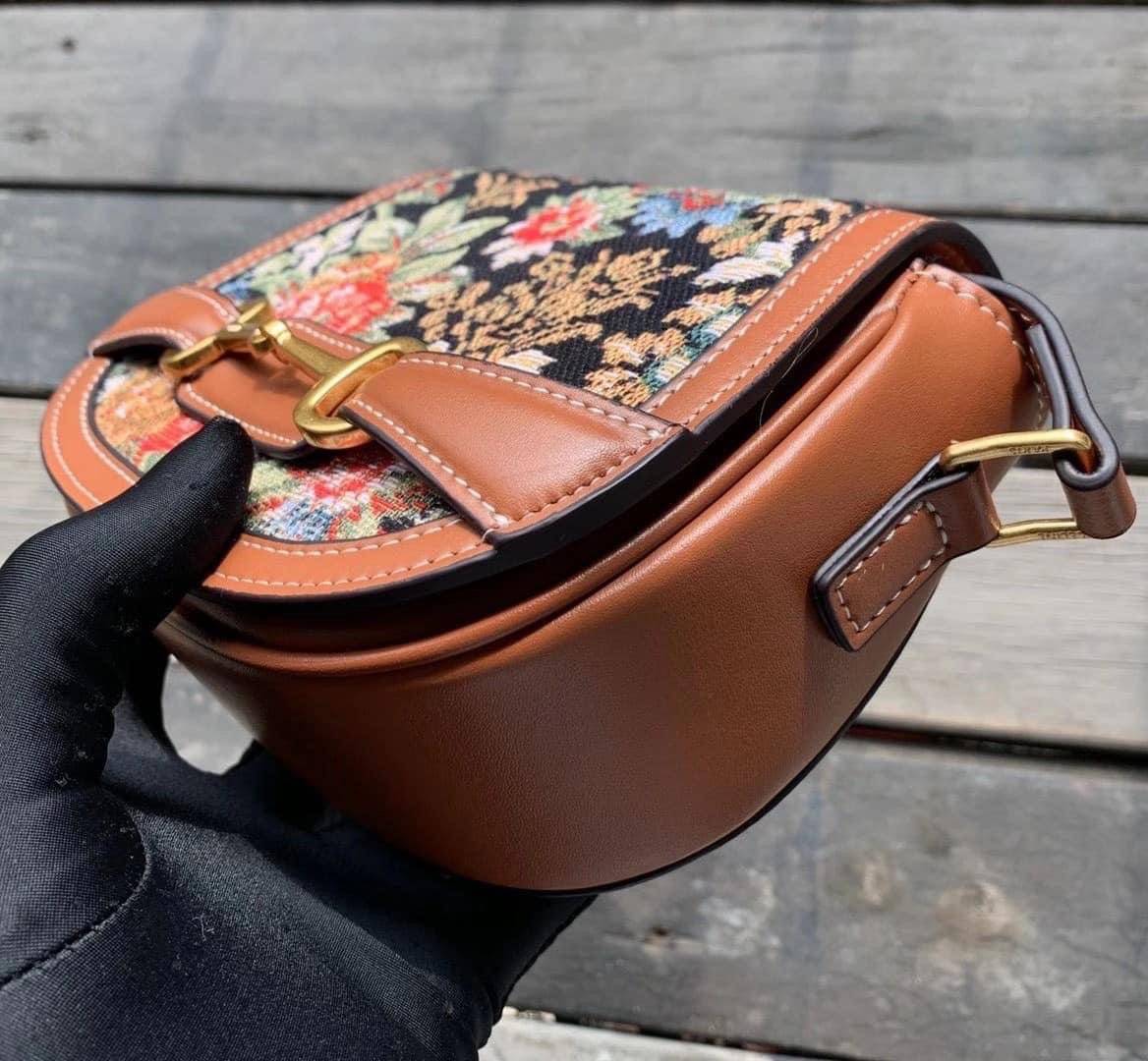 VIP 】หนังแท้ CELINE CROSSBODY BAG CELINE CRECY IN MAILLOM TRIOMPHE JACQUARD AND CAFTSKIN BAG กระเป๋าสะพายทรงสวยหรูอยู่ทรงเปิดปิดด้วยฝาปิดกระดุมโลโก้แบรนด์ ภายในโล่ง ขนาดกะทัดรัด น่ารัก สายสะพายหนังยาวปรับระดับได้จะสะพายไหล่หรือ CROSSBODY ก็ดูดี ตัวจริงสวย