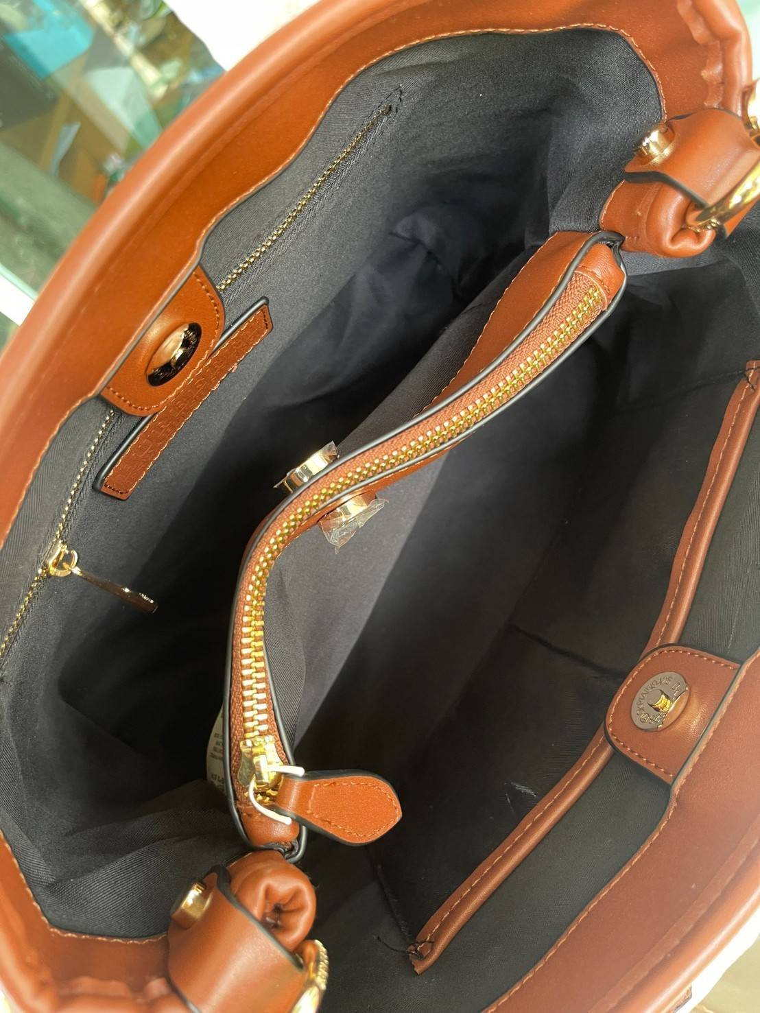 Burberry Medium title tote bag กระเป๋าทำงานดีไซน์สวย เป็นกระเป๋า Tote ที่ออกแบบมาเพื่อให้เหมาะกับการใช้งานของสาวออฟฟิต ที่สามารถจัดของให้เป็นให้ระเบียบ เพราะมีหลายช่องรวมถึงช่องซิป ที่สาทารถช่วยให้แยกของให้เป็นระเบียบและหยิบใช้ได้ง่ายขึ้น ลวดลาย Vintage C