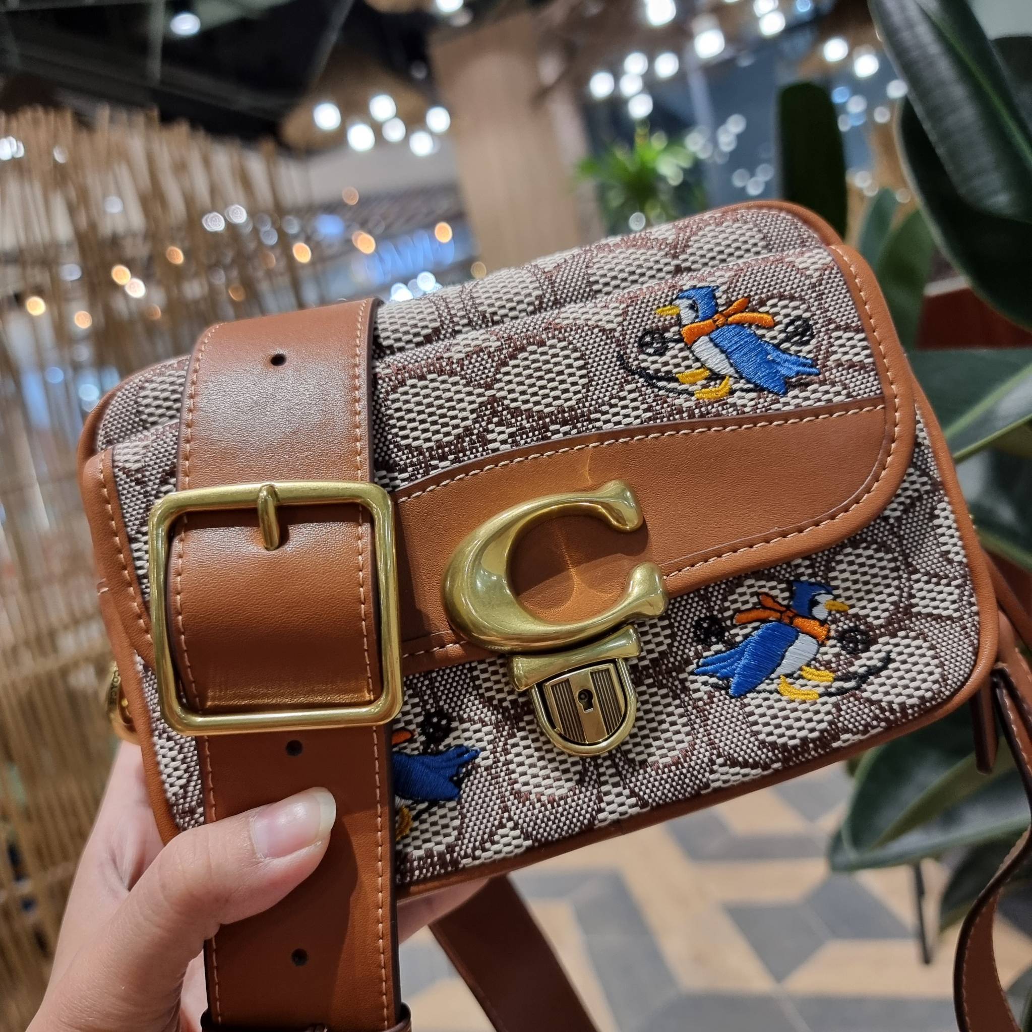COACH C7764 STUDIO CAMERA BAG 19 IN SIGNATURE TEXTILE JACQUARD WITH CREATURES น้องเล็กใหม่สุดอีกหนึ่ง!! ขนาดเล็กกะทัดรัด มาแบบเลิศๆหรูๆมากแม่ พร้อมเทกเจอร์สุดคิ้วท์!! กระเป๋าสะพายข้างลุคไฮน์ ที่ดีไซน์ออกมาได้ปัง และดูแพงมากๆ ด้วยดีเทลคลาสสิคผสานความเป็นเอ