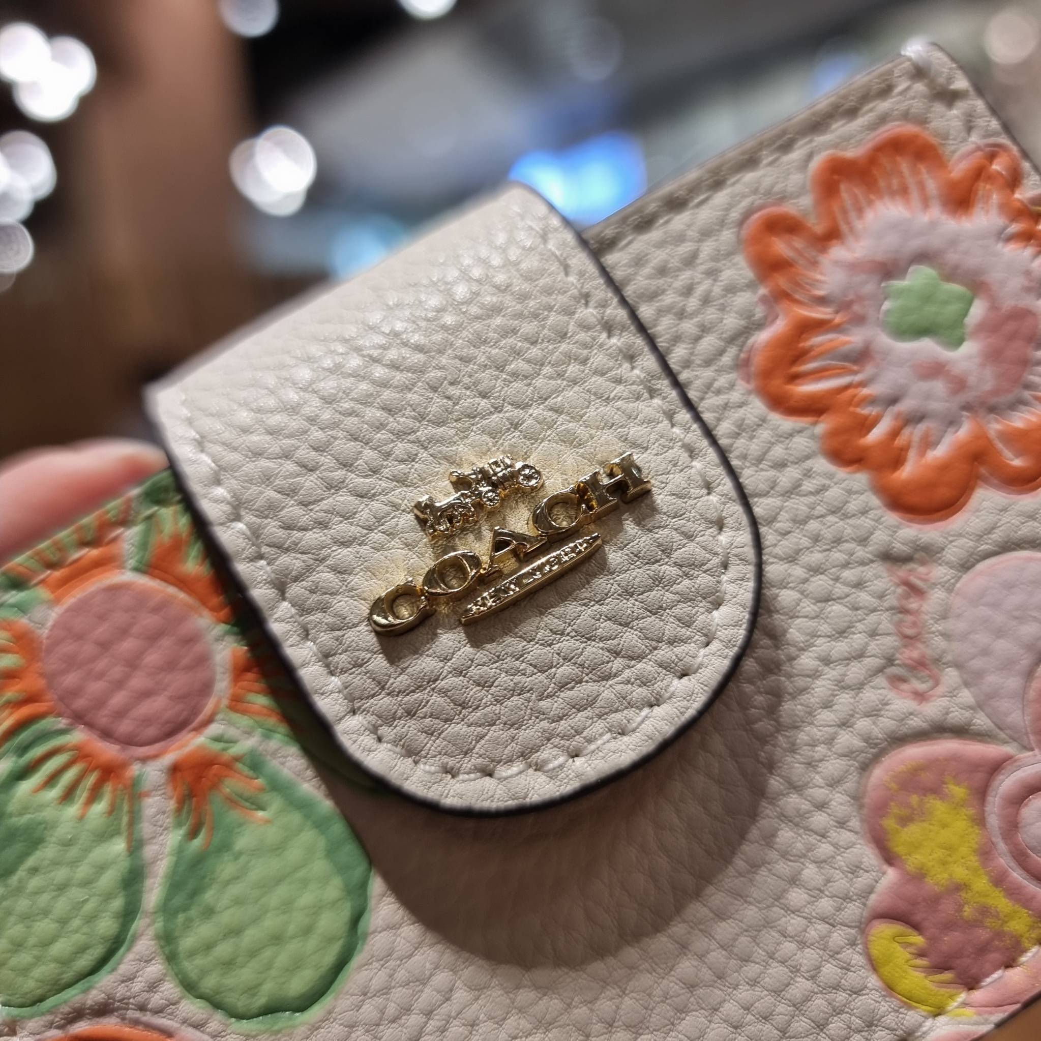 COACH C8325 ACCORDION CARD CASE WITH DREAMY LAND FLORAL PRINT ไอเท็มที่ทำใจฟูจัดเลยจ้า กับกระเป๋าถนอมบัตร ที่สาวๆตามหา ดีไซน์ลวดลายน่ารักมากๆ ขนาดกะทัดรัด พกพาสะดวก วัสดุหนัง pepble ภายในเป็นช่องใส่บัตรได้หลายใบ เหมาะมากสำหรับใครที่มองหากระเป๋าแบ่งสัดส่วน