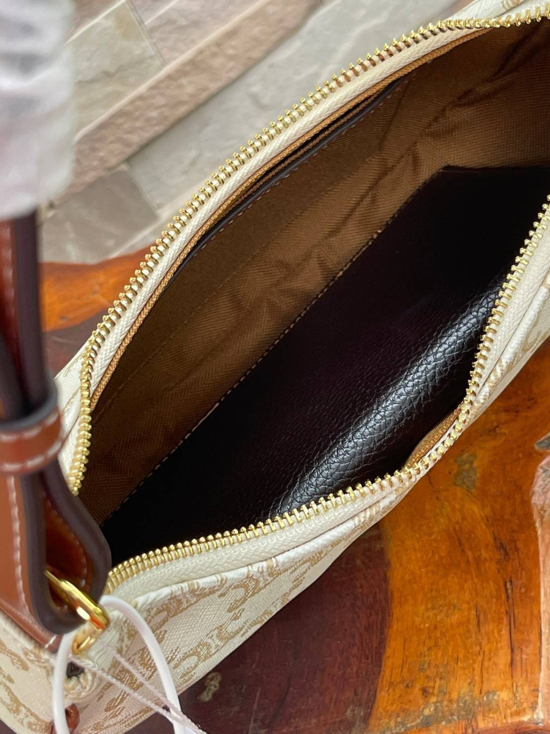 CELINE Vintage Classic Ava bag 1 ใน คอลเลคชั่น “Triomphe Canvas” มาพร้อมสายสะพายไหล่ที่ปรับความยาวได้ และเนื่องจากช่วงล่างของกระเป๋ามีขนาดใหญ่กว่าช่วงบน จึงทำให้ไม่เสียทรงเมื่อเราใส่สิ่งของอย่างกระเป๋าสตางค์หรือโทรศัพท์มือถือ หากดูภาพรวมแล้ว รุ่นนี้ออกแนว