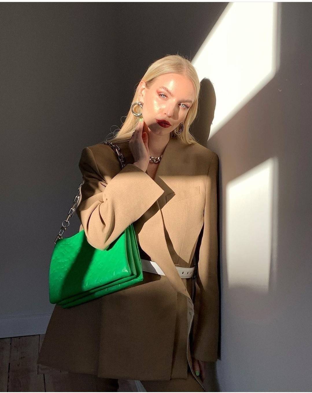 LV HANDLE POUCH MONOGRAM / LV Coussin กระเป๋าสะพายกึ่งคลัชท์ สุดล้ำ มาแรงมาก ด้วยความสวยปังตั้งแต่แรกเห็น วัสดุหนังแกะปั๊มลายสวยคม มาพร้อมสาย 2 เส้น เลิศๆ มีสายโซ่ที่มีดีเทลละเอียดไม่ซ้ำ และสายสปอร์ตครอสบอดี้ ที่จะคล้องไว้ทั้งสองเส้นก็ดีงาม หรือสลับใช้ตาม