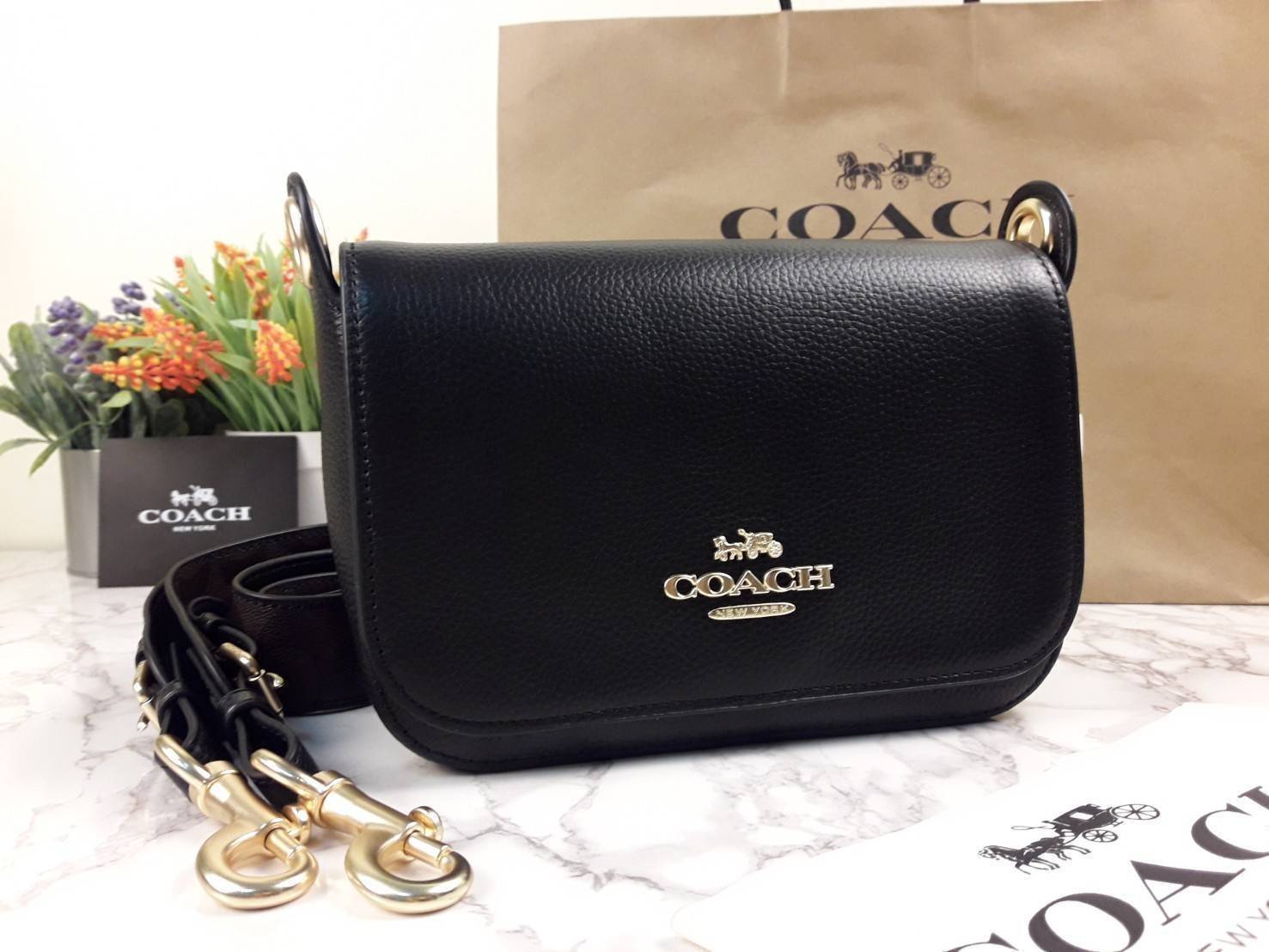 COACH SMALL JES MESSENGER WITH SIGNATURE CANVAS STRAP(COACH F77979)🌺 ทรงนี้ สวยมากจริงๆ ฮิตมากๆตลอดกาล //สะพายข้างฝาปิด ล็อคด้วยแม่เหล็กแน่นหนา รุ่นนี้สวยมาก >>วัสดุหนังแท้เต็มใบ หนังสวยคุณภาพดีมากๆ ยิ่งใช้ หนังยิ่งสวย>>สายสะพายถอดได้ 