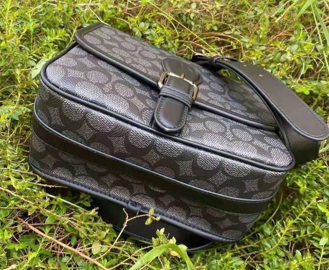 Coach Frankie Crossbody In Signature Canvas Leather Bag Sling CD877 กระเป๋าสไตล์แฮนด์ฟรีที่จัดระเบียบอย่างดีสำหรับการเดินทางหรือที่ทำงาน Frankie Crossbody ขนาดกะทัดรัดถือทุกสิ่งที่จำเป็นด้วยพื้นที่สำหรับโทรศัพท์ กระเป๋าสตางค์ กุญแจและอีกมากมาย ผลิตจากผ้าแ