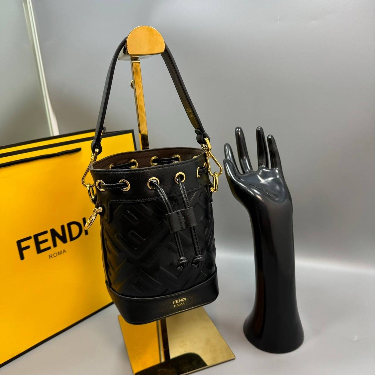 พร้อมส่ง 3 สี FENDI Mon Tresor Black leather mini-bag / FENDI Bucket Bag กระเป๋าสะพายทรงบัคเก็ตงานหนังเต็มใบ ไซส์มินิ เกรดออริ สลับแท้ 1:1