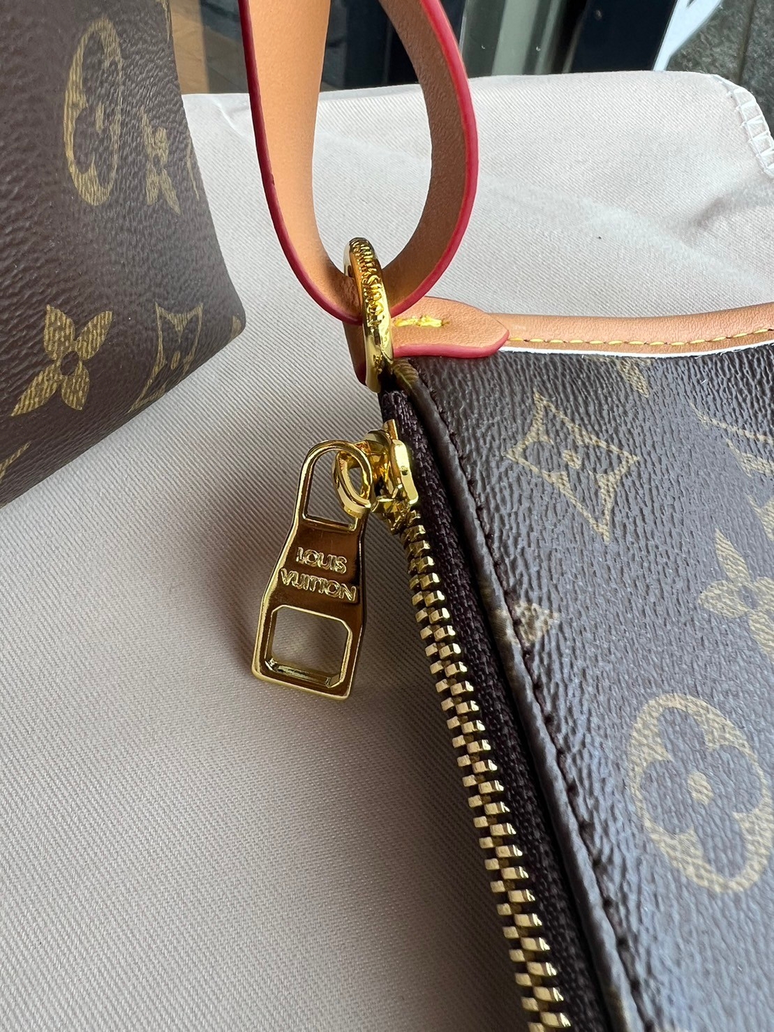 LV CarryAll MM handbag in Monogram / LV Tote Shopping Bag พร้อมส่ง กระเป๋าถือแคนวาสแต่งขอบหนังแคนวาสอย่างดี ผสานเสน่ห์สวยงามเข้ากับดีไซน์ที่รับกับสรีระให้คุณพกพาไปได้ทุกที่