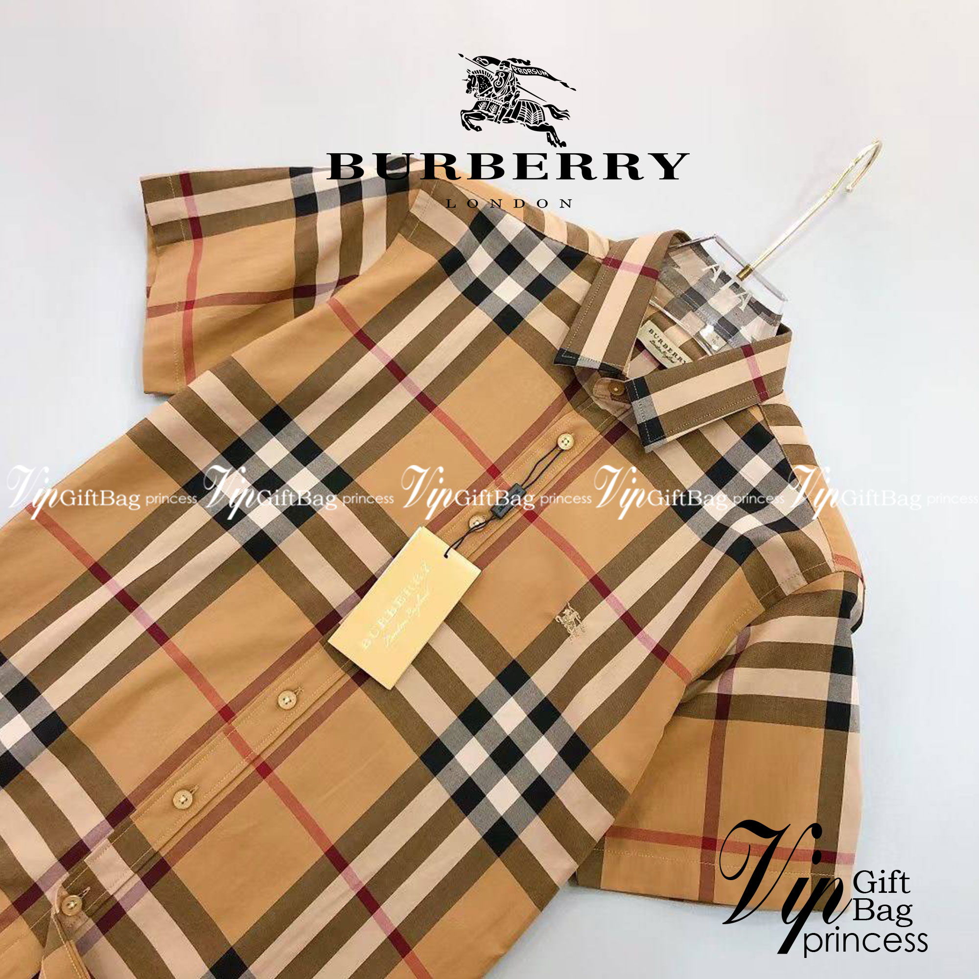 BURBERRY SHIRT / BURBERRY SHORT SLEEVE VINTAGE CHECK SHIRT เสื้อเชิ้ตแขนสั้นแบรนด์เบอเบอรี่ ลายสก็อตสุด classic เรียบหรู ดูดี ภูมิฐานมากๆค่ะ สินค้านำเข้าคุณภาพเทียบแท้ งานสวยเทพ เนื้อผ้าอย่างดี เป๊ะมาก รับประกันความพอใจเลยนะคะ ใส่เป็นเชิ้ตติดกระดุมเนี๊ยบๆ