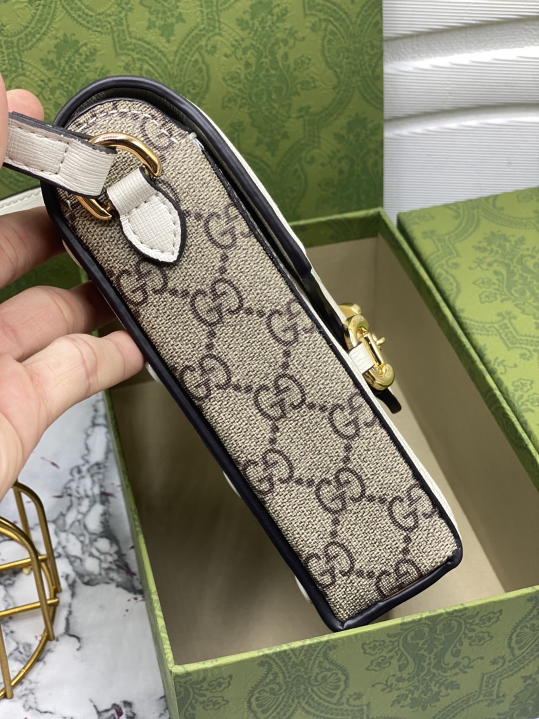 หนังแท้ GUCCI Horsebit phone bag กระเป๋าสะพาย กระเป๋าใส่โทรศัพท์สุดคลาสสิก หนังวัวแท้สีน้ำตาล/สีขาว อะไหล่ทองสวย ดีไซต์สัญลักษณ์วงแหวนตามแบบฉบับแบรนด์ สายสะพายยาวที่สามารถปรับระดับได้ ภาพสินค้าถ่ายจากงานขายจริง ใช้งานต่างประเทศได้ค่ะ