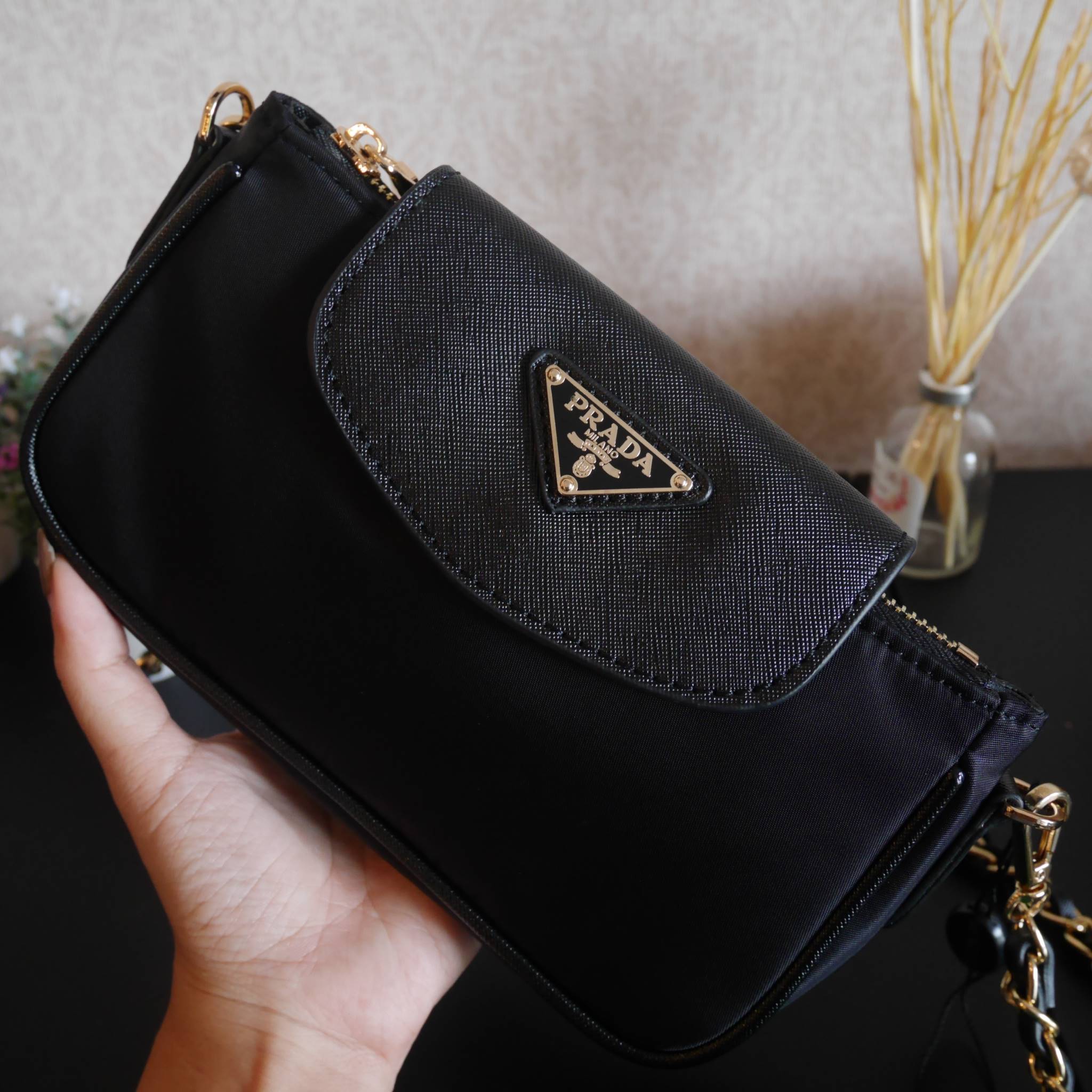 งานพรีเมี่ยมกิ้ฟ จากเคาเตอร์ต่างประเทศนะคะ 🎈 Best Seller! **พร้อมส่งความแซ่บ 🌲🌲 กระเป๋าทรงสวย กะทัดรัด จากแบรนด์ PRADA กระเป๋าผ้าไนล่อน ตามแบบฉบับของแบรนด์เลย ใบนี้มีสายยาวโซ่สลับหนัง longchamp style แบบเบาๆค้า **เลิศมาก สะพายเป็น 