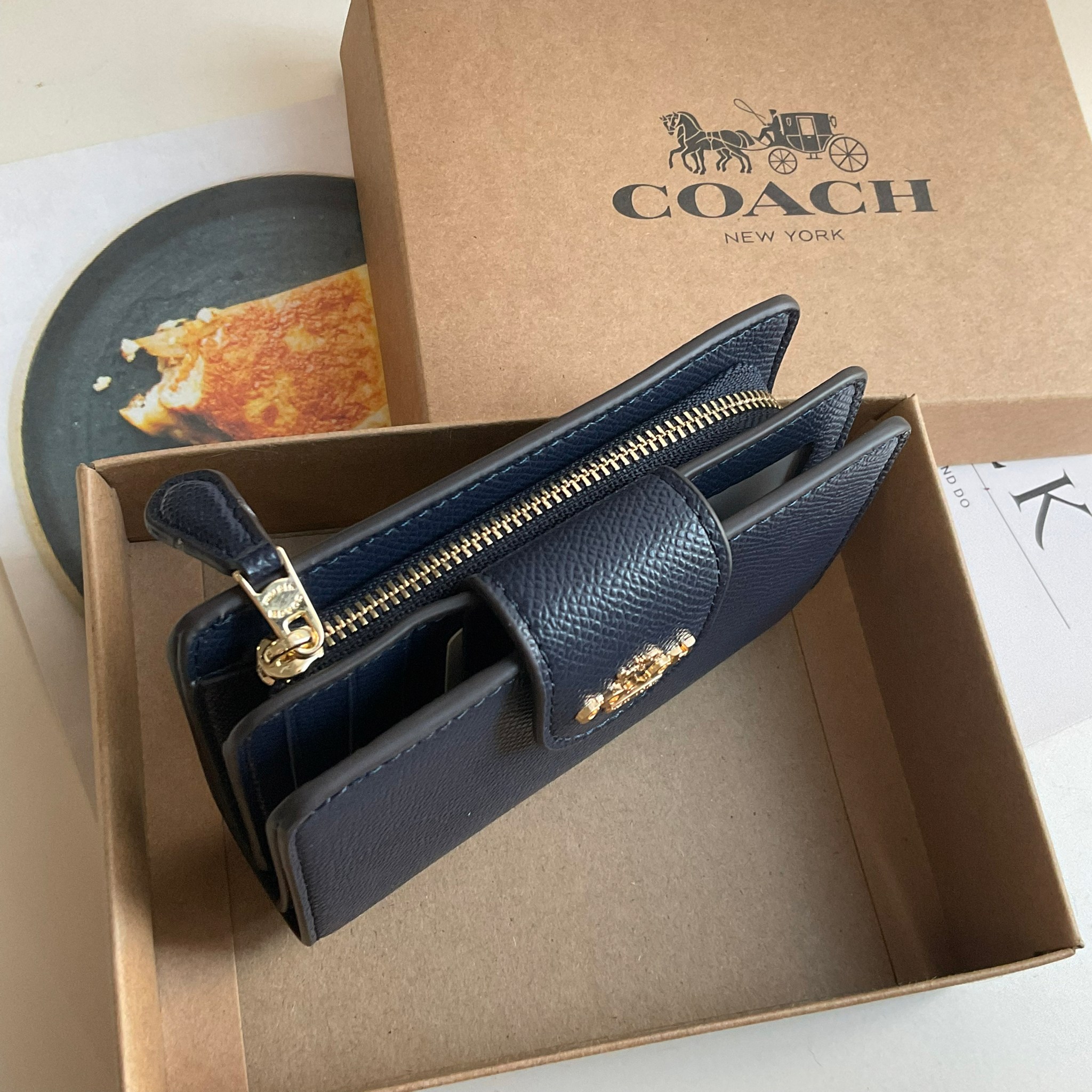 COACH SMALL WALLET IN SIGNATURE CANVAS กระเป๋าสตางค์ใบกลาง แบบพับสองตอน เปิดปิดด้วยกระดุมปั้มแบรนด์ ด้านในมีช่องใส่บัตรหลายช่อง พร้อมช่องใส่รูป และช่องใส่ธนบัตร ด้านหลังมีช่องซิปเหรียญอีกหนึ่งช่อง น้ำหนักเบา พกพาสะดวก อะไหล่ทองสุดหรู ห้ามพลาดค่ะ!