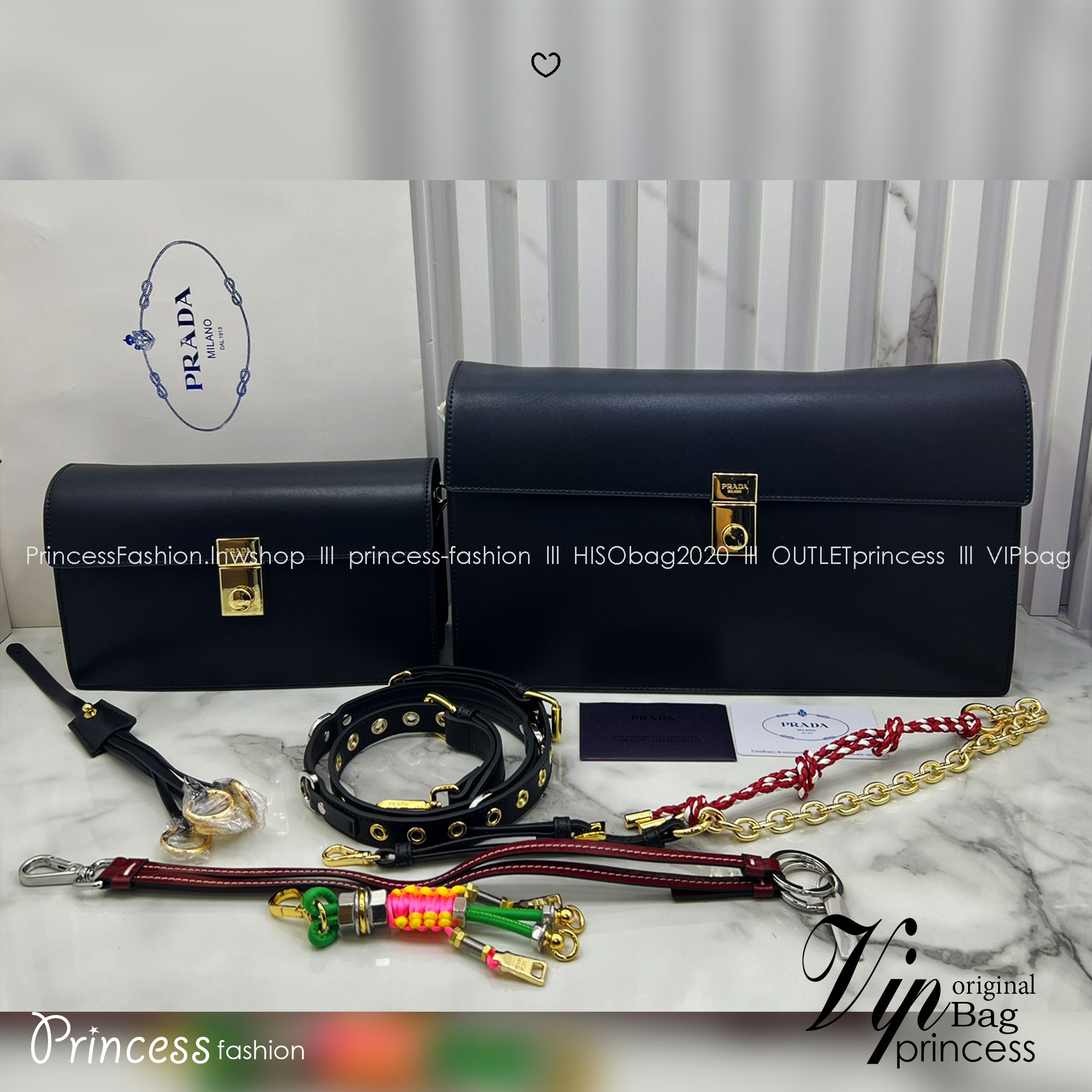 ORI หนังแท้ | 22cm Prada Soft Sound small leather shoulder bag with charms กระเป๋าสะพายทรงกล่อง รุ่นใหม่ล่าสุด มาแรงแบบเกินต้าน ด้วยดีไซน์เรียบ แต่มีกิมมิคเท่ห์ๆ ที่สายและพวงห้อยหลากสีสุดคิวท์