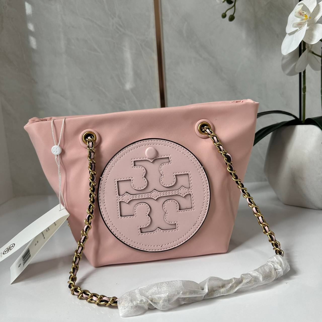 TORY BURCH Ella Chain Crossbody Nylon Bag กระเป๋าคล้องไหล่สายโซ่หรูหราโดดเด่นด้วยโลโก้หนังด้านหน้า สามารถปรับสะพายคอสบอดี้ สะพาลไหล่ได้