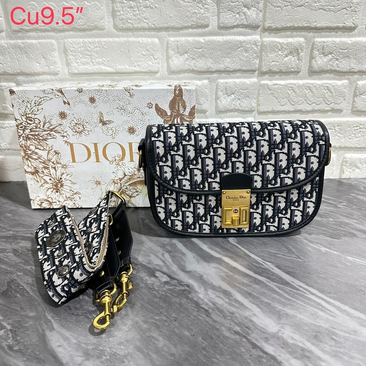 DIOR Oblique Dior Addict Flap Bag / Dioraddict Bag / DIOR BAG กระเป๋าสะพายดีไซน์คลาสสิค สวยผู้ดี โดดเด่นด้วยโลโก้และอะไหล่ตัวล็อคสีทอง