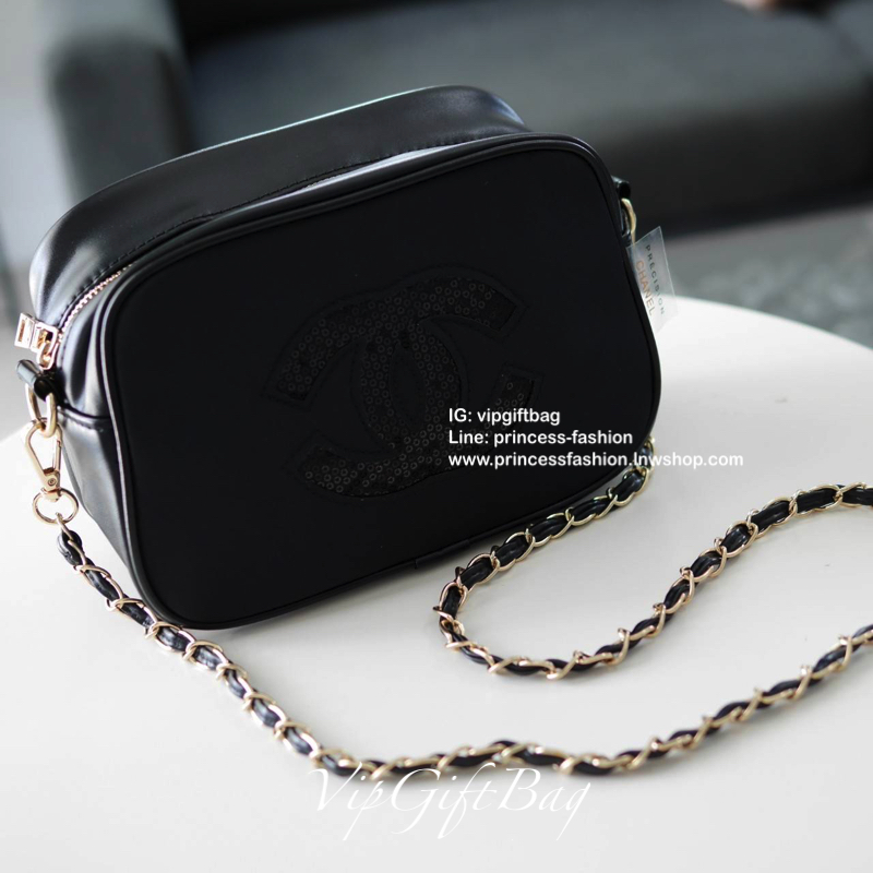 Chanel Nylon Crossbody Bag กระเป๋าสะพายทรงสวย งานพรีเมี่ยมกิ้ฟ Limited Edition ของแท้ 100% นำเข้าจาก Chanel Perfume Counter ใบกะทัดรัด วัสดุหนัง PU ประดับโลโก้ CC สุดคลาสสิค ซับใน Polyester 100% เปิดปิดด้วยซิปอะไหล่ทอง ใส่กระเป๋าสตางค์ยาว ของใช้ได้กำลังพอ