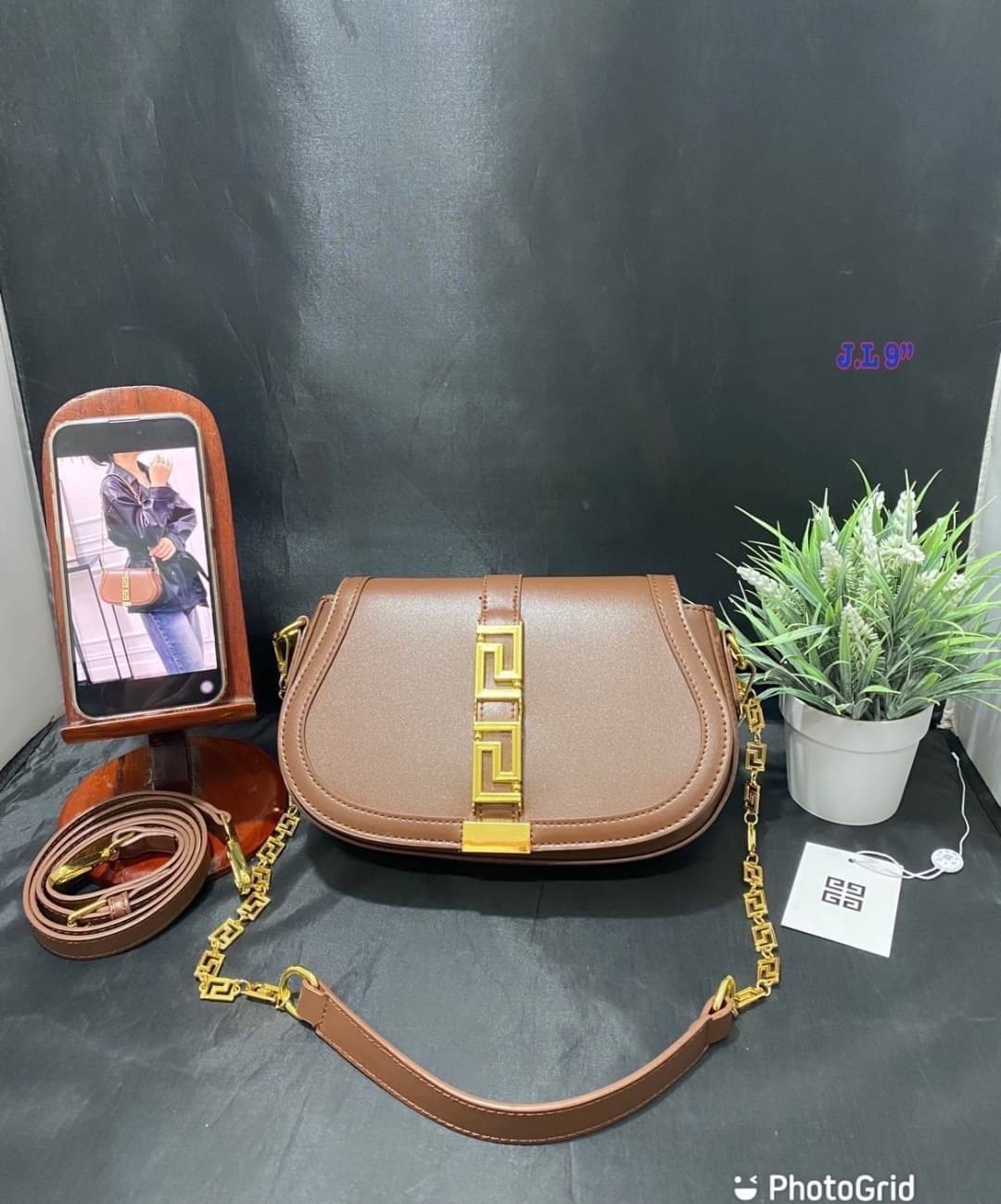 Versace Small Greca Goddess leather shoulder bag สัมผัสกระเป๋าสุดไอคอนิกอย่าง “Greca Goddess” พร้อมลวดลายที่สะท้อนตัวตนในรูปแบบใหม่ของ Versace ที่บอกเล่าเรื่องราวฉบับใหม่ของเเบรนด์ได้อย่างน่าหลงใหล