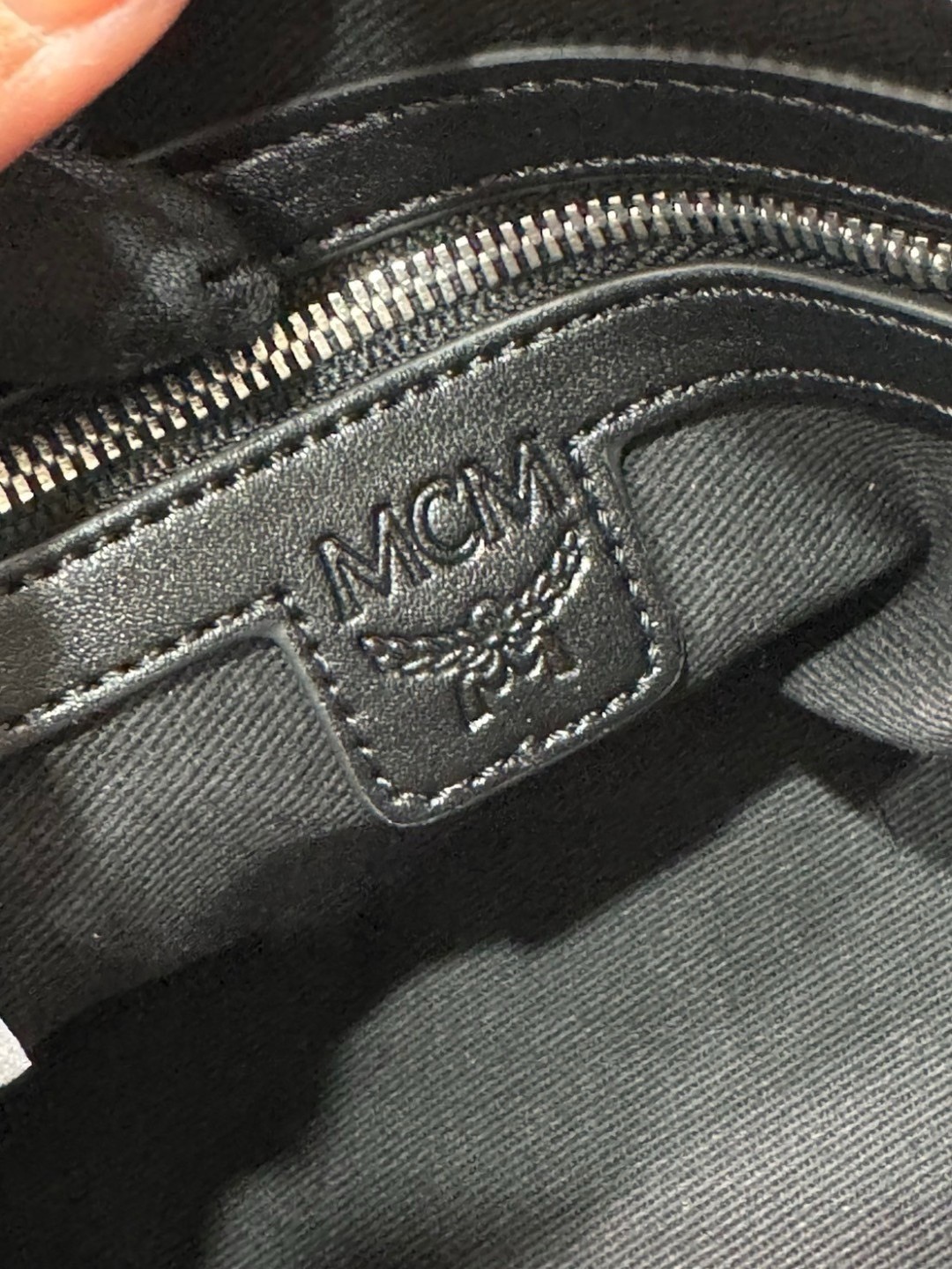 M.C.M TRACY TOTE IN VISETOS กระเป๋าถือ/สะพายข้าง ทรงยูนีคโดดเด่น น่าใช้ หูจับในตัว เกรดออริ สลับแท้ 1:1