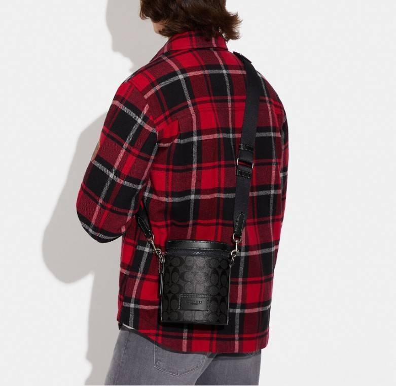 Coach Barrel Crossbody In Signature Canvas C9843 กระเป๋าถือสุดชิคตามแบบฉบับของ Coach ใบนี้หยิบมาแมตช์กับเสื้อผ้าได้ง่ายมาก ใช้งานได้แบบยูนิเซท ทั้งชายและหญิง เพราะมีดีไซน์ที่เรียบเก๋