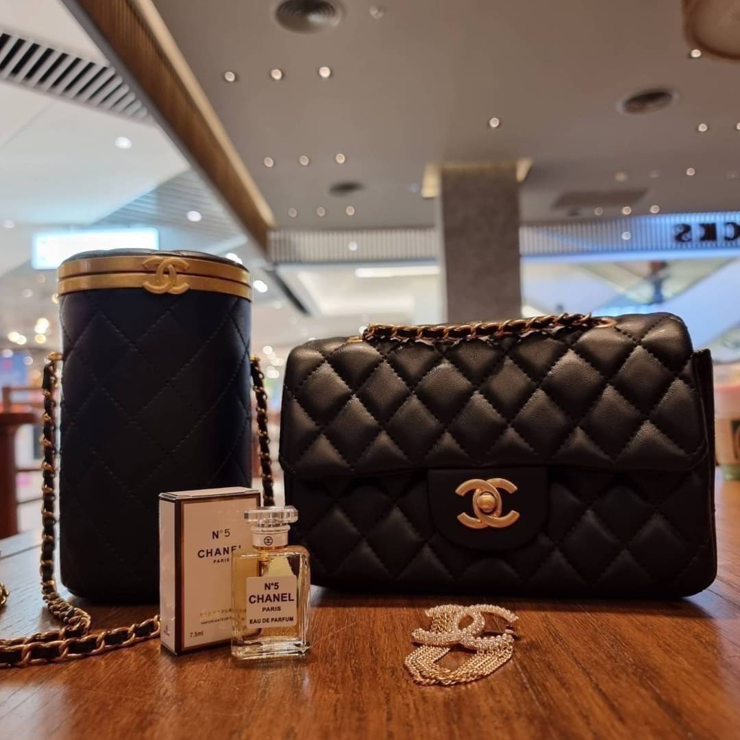 VIP 🥂 เซ็ทคือที่สุดของความคุ้ม CHANEL GIFT BOX SET สุดหรูชวนให้สะสม สุดยอดไอเท็มหายากพร้อมเสิร์ฟครบชุด สุดคุ้ม มาพร้อมกระเป๋าสะพายถึง 2 ใบ สุดหรูลิมิเต็ด หาไม่ได้ง่ายๆ ในคอลเลคชั่นภายในสีทอง และที่พิเศษยังมีน้ำหอมตัวท็อปมาให้อีก chanel no.5 ที่แสน