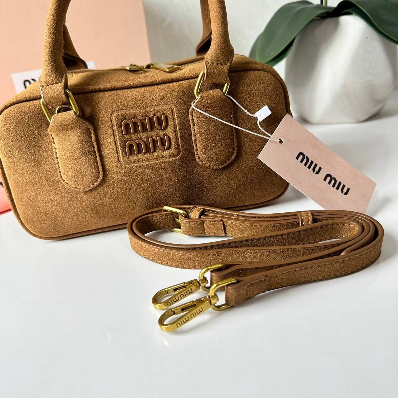 MIU MIU Arcadie padded suede top-handle bag กระเป๋าถือ/สะพาย คอลใหม่ล่าสุด รุ่นฮอทดีไซน์เหลี่ยม งานกำมะหยี่หนังกลับสวยละมุน น่ารักน่าใช้มากค่ะ
