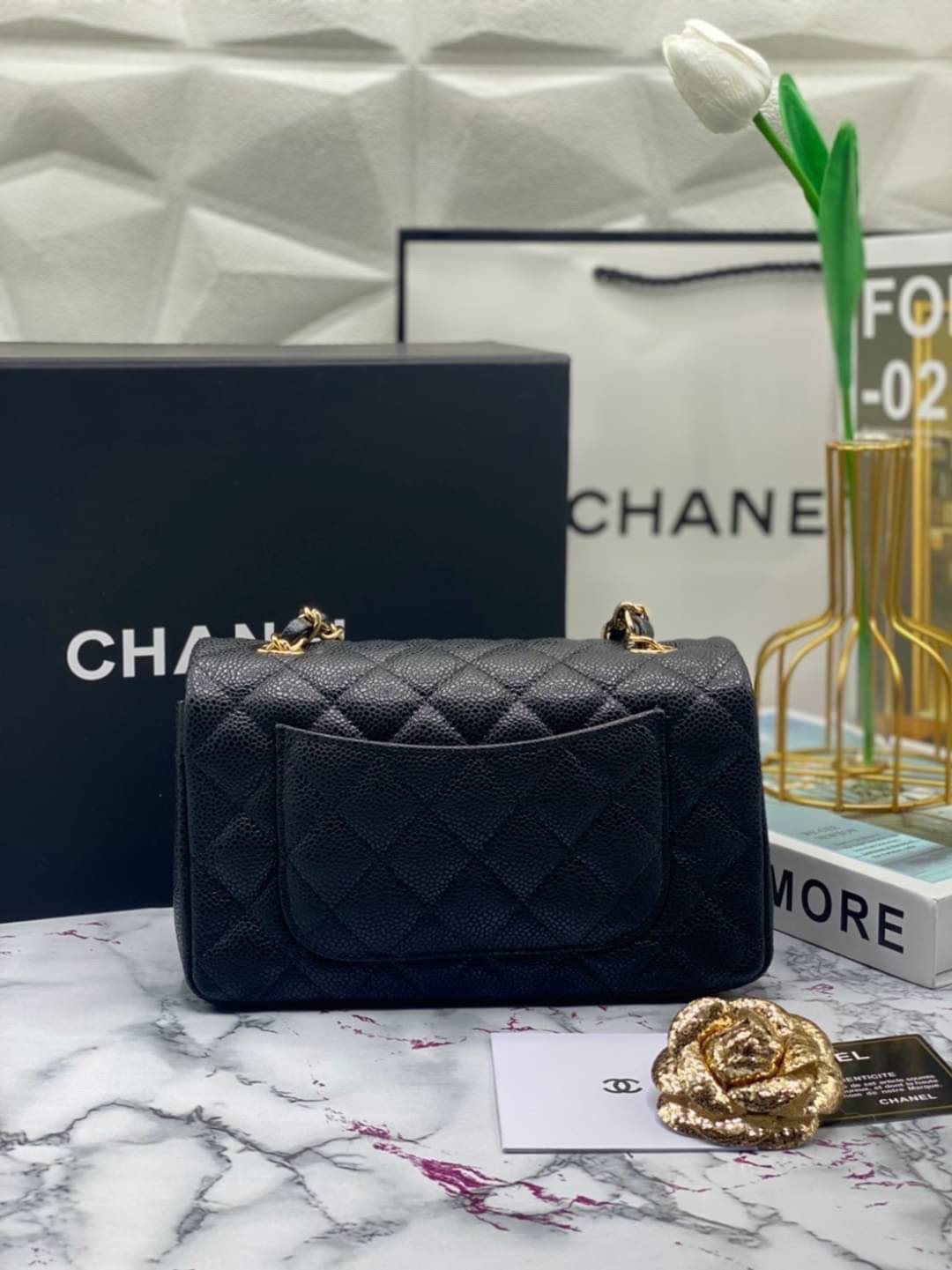 หนังแท้ CHANEL classic 8" black caviar รุ่นยอดนิยมไอเท็มฮิตวัสดุหนังคาเวียร์สวยคลาสสิค ด้านหน้ามีโลโก้แบรนด์อะไหล่ทอง/เงินสวยหรู ภายในสีแดงเบอกันดี้ เป็นใบยอดนิยมของสาวๆ เลยค่าา พร้อมส่งที่ไทยไม่ต้องรอพรีฯ สาวก Chanel Must Have! นะคะ