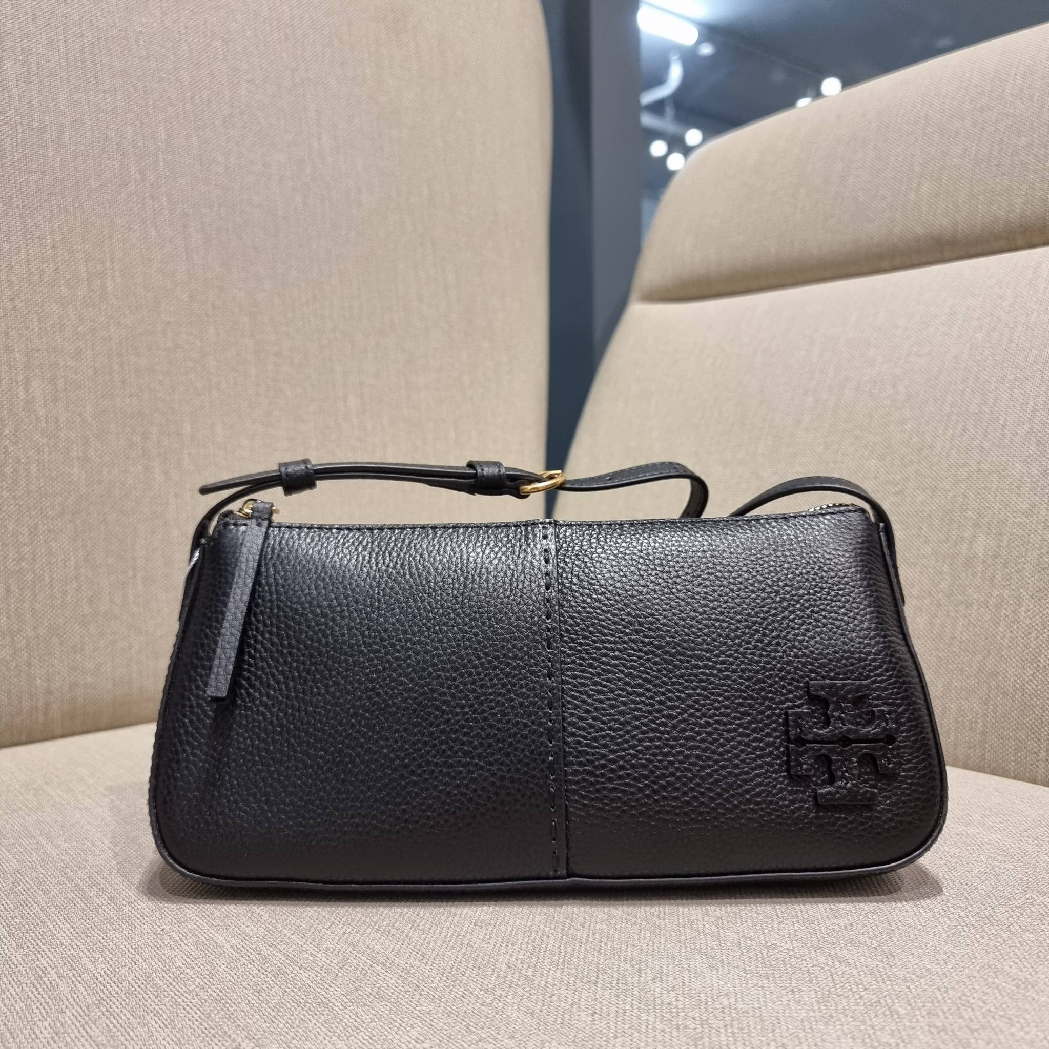 TORY BURCH MCGRAW WEDGE กระเป๋าสะพายไหล่ ทรงสวยไม่ซ้ำ ไม่เกร่อ!! สะดวกใช้งาน ดีไซน์เรียบแต่แฝงความหรู และคลาสสิคในตัว วัสดุหนังลูกวัว สัมผัสดี สวยคม เปิด-ปิดด้วยซิป ภายในเป็นช่องโล่ง มีช่องย่อยเก็บบัตร มาพร้อมสายสะพายในตัว ปรับได้อีกเล็กน้อย ไอเท็มนี้เหมา