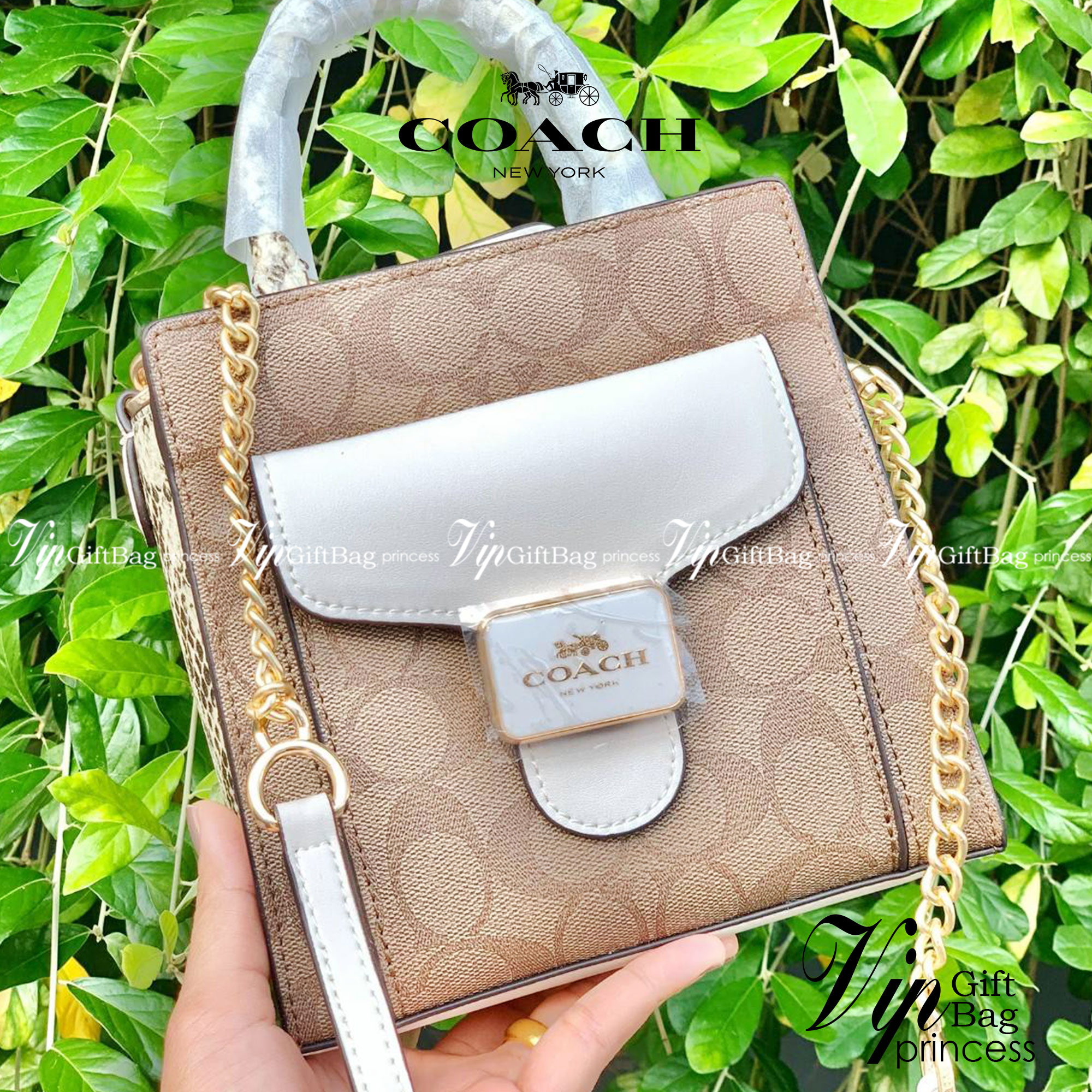 น้องเข้าใหม่ ไม่มีไม่ได้แล้ว ต้องรับไปดูแลเลยค่าา❤️ COACH MINI PEPPER CROSSBODY IN SIGNATURE ((C7227)) 📣พร้อมส่งที่ น้องใหม่ล่าสุดค่าา! กระเป๋าสะพายครอสบอดี้ร์ หรือหิ้วออกงานก็สวยไม่น้อยทีเดียวค่ะ หนังแท้นิ่มสวย หูหิ้วและด้านข้างกระเป๋าทำลา